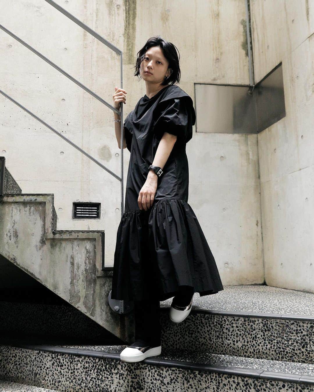 Droptokyoさんのインスタグラム写真 - (DroptokyoInstagram)「TOKYO STREET STYLE⁣⁣ Name: @honaminaotsuka  Occupation: Shop Staff (@johnlawrencesullivan_official) One Piece: #VivienneWestwood Pants: #JILSANDER Shoes: #AlexanderMcQUEEN Bracelet: #JOHNLAWRENCESULLIVAN #streetstyle#droptokyo#tokyo#japan#streetscene#streetfashion#streetwear#streetculture#fashion#ストリートファッション#コーディネート#tokyofashion#japanfashion⁣⁣ Photography: @fumiyahitomi」7月23日 21時13分 - drop_tokyo