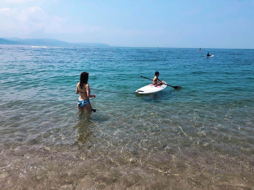 伊藤みくさんのインスタグラム写真 - (伊藤みくInstagram)「-﻿ ﻿ ﻿ ﻿ 🐠今日は海の日🐠﻿ ﻿ 写真は去年の夏の思い出グラム✨ ﻿ 息子と明石の海でsupしてました✨🏄‍♂️﻿ ﻿ ﻿ ﻿ ﻿ 私はなかなか立てずでしたが...﻿ 息子はすぐにマスター💦﻿ ﻿ 悔しい〜🤣　﻿ ﻿ 今年リベンジしたいけど﻿ ﻿ 海もプールも行けないのかなぁ...﻿ ﻿ ﻿ ﻿ ﻿ 色々やりたいことはありますが﻿ ﻿ まずは健康第一！！﻿ ﻿ 全国的にコロナ感染増えていますので﻿ ﻿ くれぐれも皆さまお気をつけくださいね。﻿ ﻿ ﻿ ﻿ ﻿ ﻿ ﻿ ﻿ #思い出グラム　#もうすぐ夏休み　#どこに連れて行こう　#sup #サップ　#海の日　#stayhome﻿  #伊藤みく﻿ ﻿ ﻿ ﻿ ﻿ ﻿ ﻿ ﻿」7月23日 21時17分 - miku90210