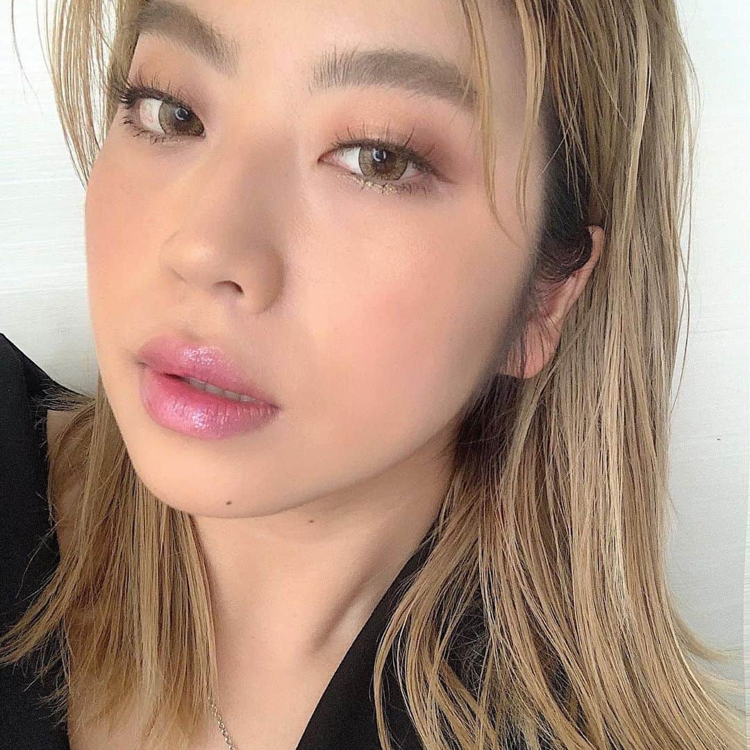 M∙A∙C Cosmetics Japanのインスタグラム：「本日の『テヤナ・テイラー コレクション紹介！＋リップカラーに合わせたアイメイク💎』の #MACインスタライブ で使用した製品はこちらです👇 With @masam1101 @lie_0203  ㅤ 【1ルック目(パープルリップ)使用製品】 LIPS ☑︎リップスティック／ジュニー ビー ☑︎リップガラス／セーブ ヤ ティアーズ ハニー EYES ☑︎スモール アイシャドウ／ソフトブラウン ☑︎パウダー キス アイシャドウ／ストライク ア ポーズ ☑︎スモール アイシャドウ／アイム イントゥ イット ☑︎ダズルシャドウ／アイ ライク 2 ウォッチ ㅤ 【2ルック目(ベージュリップ)使用製品】 LIPS ☑︎リップスティック／グッド モーニン ☑︎リップ ペンシル／ホッジポッジ EYES ☑︎スモール アイシャドウ／ソフトブラウン ☑︎スモール アイシャドウ／アイム イントゥ イット ☑︎パウダー キス アイシャドウ／ストライク ア ポーズ BLUSH ☑︎ミネラライズ スキンフィニッシュ／ハウス オブ ペチュニア ㅤ 【3ルック目(レッドリップ)使用製品】 LIPS ☑︎リップスティック／ア ローズ イン ハーレム ☑︎リップ ペンシル／チェスナット EYES ☑︎ミネラライズ スキンフィニッシュ/ハウス オブ ペチュニア ☑︎スモール アイシャドウ／テクスチャー ☑︎パウダー キス アイシャドウ／ギブ ア グラム ㅤ 【4ルック目(ブラウンリップ)使用製品】 LIPS ☑︎リップスティック／アイ ゴット ア マン ☑︎リップガラス／バット エイント ゴット ノー マナーズ EYES 3ルック目のアイシャドウに加え、 ☑︎ダズルシャドウ リキッド/ダイヤモンド クランブルズ BLUSH ☑︎ミネラライズ スキンフィニッシュ／ハウス オブ ペチュニア ☑︎ミネラライズ ブラッシュ／ナチュラリー フローレス ㅤ ご視聴いただいた皆さま、有難うございました✨ まだの方はIGTVからぜひご覧くださいませ。 ㅤ 【公式オンラインショップ限定特典】 ☑︎7月26日(日) 23:59まで全品送料無料！ ☑︎初回ご購入のお客様へ10% OFFクーポンをプレゼント （クーポンコードwelcome） ㅤ #MACテヤナテイラー #MACTeyanaTaylor #MACCosmeticsJapan #MACCosmetics #MAC #MACコスメ #マックコスメ #コスメ#コスメ紹介#コスメ好き#コスメレポ #化粧品 #デパコス #コスメ部 #コスメマニア #メイク好き#メイク道具#美容大好き#美容好き#トレンドメイク#夏メイク#メイクテク#MACリップ#リップ#リップメイク#リップスティック #リップグロス#ボリューム#マットリップ」