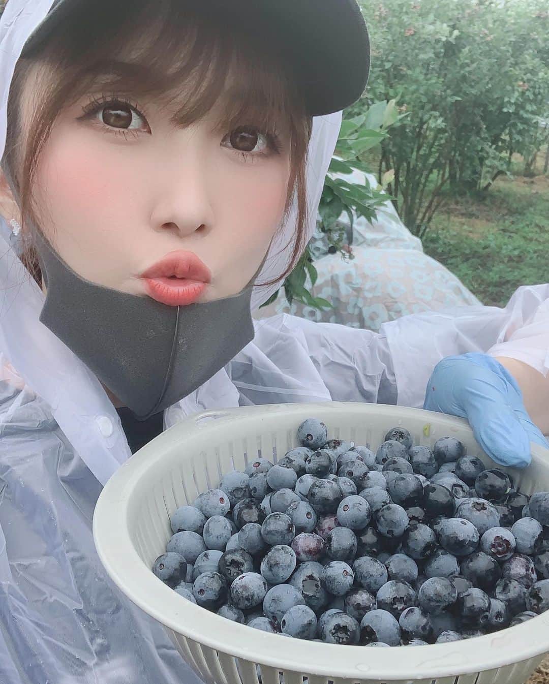 大槻ひびきさんのインスタグラム写真 - (大槻ひびきInstagram)「ブルーベリー狩りに行ってきました🥰 甘酸っぱくて美味しい🧡  #japan #ブルーベリー #blueberry #girls #friends」7月23日 15時50分 - yanhibi0221