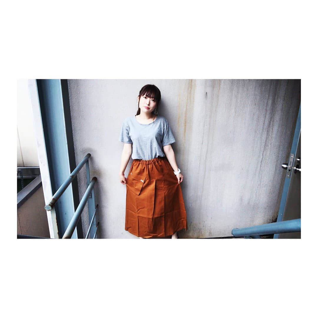 脇田唯さんのインスタグラム写真 - (脇田唯Instagram)「👕👚  cocoraさんのスカート。 カーゴパンツみたいなスカート。 アクティブだけど、 可愛くしたい！ そんな願いを叶えてくれるアイテム。  しかも、ポケットも少し斜めに付いていて個性的でかわいい♥︎︎∗︎*ﾟ  色味もかわいいー！！  働く女子の味方です。  @g.express.japan @cocora_cocoro #スカート #大人服 #カジュアルウェア #カジュアルコーデ #ワークウェア #遊び心のある #cocora #fashion  サマーセール中で、30％OFF！  クーポンコード post_yui  を入力していただくと更に30％OFFとなり、 実質51％OFFの半額以下で買えちゃうよ！」7月23日 15時51分 - post_yui