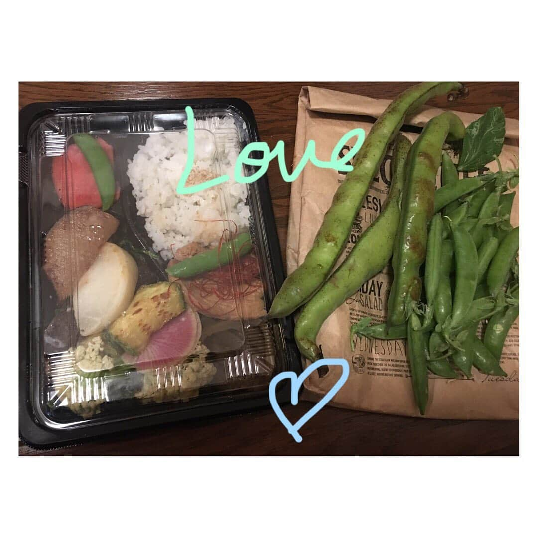 風谷南友さんのインスタグラム写真 - (風谷南友Instagram)「大好きなんです、#野菜 が🥦💚 ・ そして #wearethefarm さんが笑 ・ 自粛期間中に出来たテイクアウトお弁当✨神✨ ・ めちゃくちゃ美味しくて、めっちゃ買ってました♬ ・ 逆に今仕事でなかなか買いに行けない💦 まだやってるのかなぁ？ ・ 帰りに、テラスに置いてある、お野菜を頂いて帰っていんですよ！神✨ これがまた、めっちゃくちゃおいしいんですよ〜 ・ これは、水分たっぷりのズッキーニ♬ かわいいよね オリーブオイルでソテーするだけで絶品✨ ・ たべたいたべたいたべたい 笑 ・ 今はお店も通常営業してますからね♬ これは神南店さんです。あれ神泉店？ 渋谷の、です笑 ・ ケールジュースの浸透率やばいんですよね〜のみたあーーい ・ とゆことで、急なだだっこ投稿でした😅笑 ・ I love vegetables💚」7月23日 16時05分 - nayu.jp_149cm