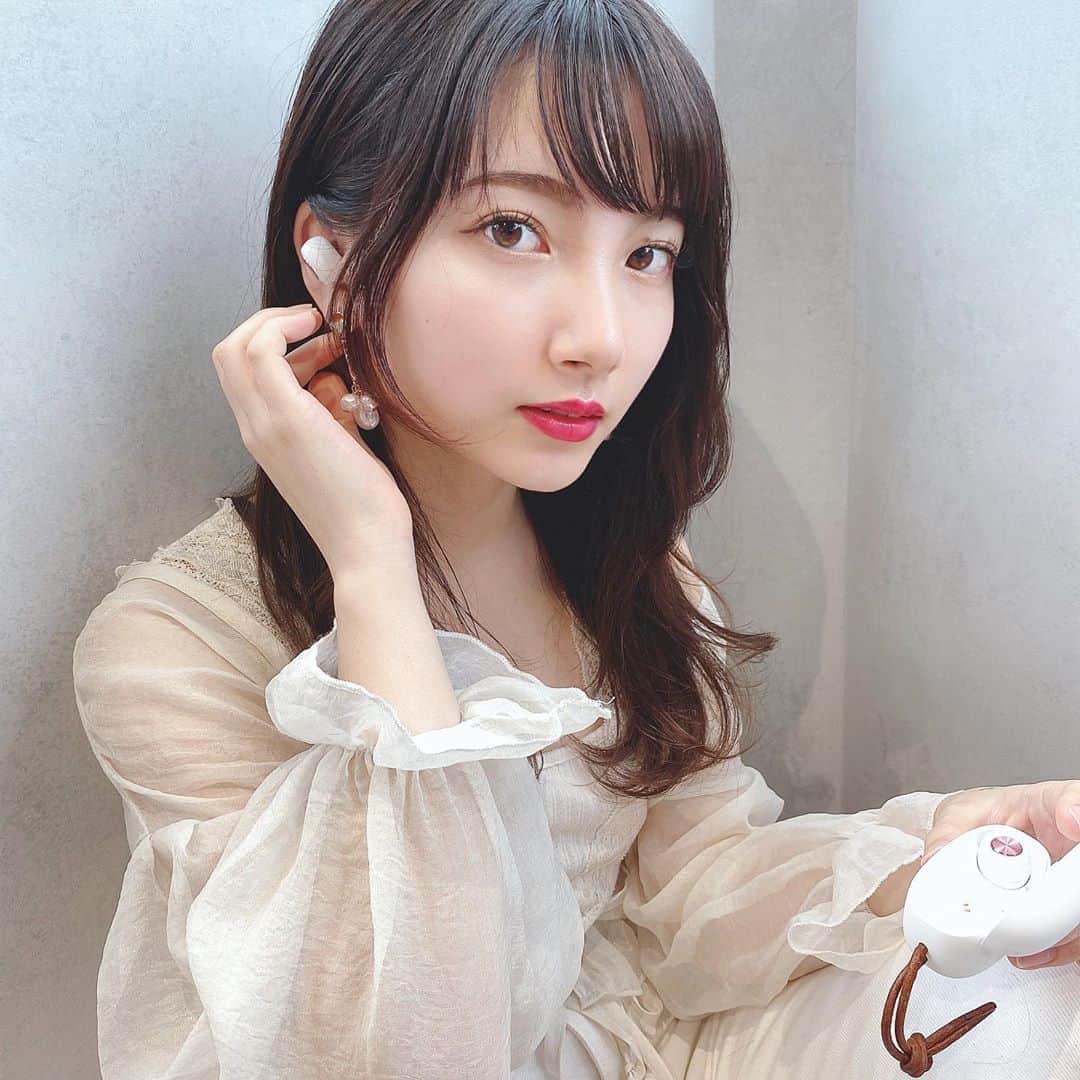 のインスタグラム：「﻿ この前載せて結構反響があったBluetoothイヤホン✨﻿ 実際に着けてる写真ですo(*´ヮ｀*)o﻿ ﻿ ﻿ ﻿ ﻿ 最近の私のお供﻿ @sudio 様 の #tolv （トルブ）です🎧♡﻿ ﻿ ☑︎最大35時間再生可能﻿ ☑︎コンパクトな充電ケース﻿ ☑︎防汗性能﻿ ☑︎イヤホン両側にマイクを装備﻿ →いつでもどこでも通話を楽しむことが可能💡﻿ ☑︎グラフェンドライバー採用によるダイナミックに響く低音域﻿ ﻿ ﻿ ﻿ 音質がとても良い❣️﻿ 私はいつでもどこでもイヤホン人間なのでとても快適で幸せです☺️笑﻿ デザインも気に入っています😳﻿ やっぱり毎日つけるものだから可愛いものがいいですなあ...🥱♡﻿ ﻿ ﻿ ﻿ 👜トートバックキャンペーン👜﻿ イヤホンをご購入いただいた方へ﻿ Sudioオリジナルトートバッグを無料でプレゼント🎁 ﻿ 持ち手が可愛い🥰﻿ 内側にケータイやミニ財布が入れられるくらいのポケットが付いていて便利です❤︎（トートバッグってこれがあるとないで使いやすさが変わってきますよね！私だけ？！笑）﻿ 8/2までの期間限定です☺︎﻿ ﻿ ﻿ ﻿ さらにさらに！！！！（通販番組みたいになってきた💁‍♀️）﻿ ﻿ Sudio公式サイトでなんと全商品を15%オフでご購入いただけるクーポンを発行して頂きました＼(^o^)／﻿ 🎟15%offクーポンコード『chia』﻿ 有効期限：‪2020年10月13日‬﻿ ﻿ ﻿ ﻿ 公式サイト⇨https://www.sudio.com/jp/﻿ ﻿ ﻿ ﻿ ﻿ ﻿ ﻿ #sudio #sudiomoments #PR﻿ #音楽好きな人と繋がりたい #音楽のある生活 #bluetoothイヤホン #邦ロック好きな人と繋がりたい #nomusicnolife  #lovemusic﻿」