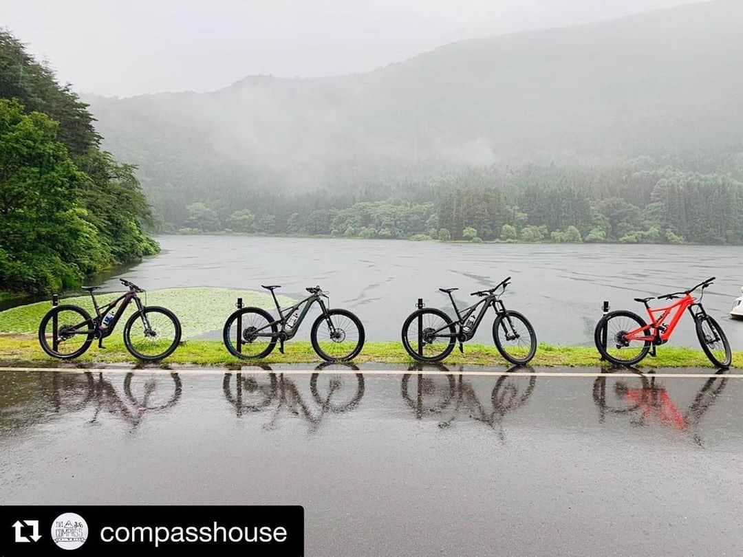 三星マナミのインスタグラム：「・ ・ 外遊びのあるライフスタイル🚲 ・ 雨の日は雨の日の楽しさがある🌈✨ ・ ・ #Repost @compasshouse with @get_repost ・・・ 雨の日が多めですが☔️ そんな日も#turbolevoslで駆け巡れます💪 @compassvillage storeにてレンタル可能です。  #specialized #specializedlevosl  #Turbolevosl #levosl #nozawaonsen #nozawaonsensnowresort #リーヴォ #そのパワーでトレイルをもっと駆け廻れ #スペシャライズド」