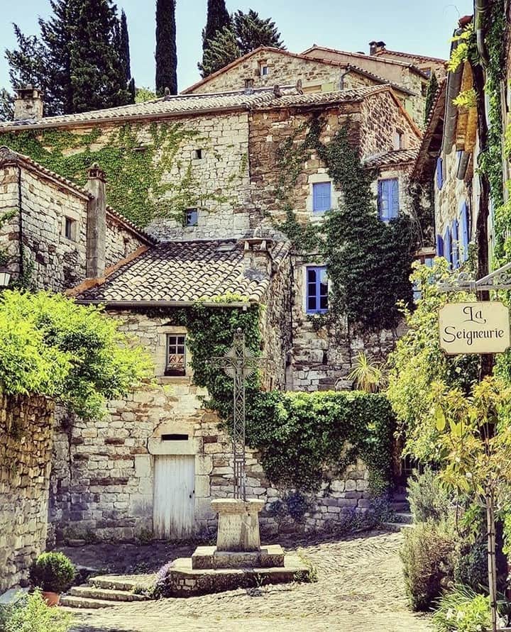 Melvita Officialのインスタグラム：「Cet été plus que jamais, redécouvrons la France et ses magnifiques villages!  Avez-vous déjà visité l’Ardèche? Dites-nous en commentaires vos endroits préférés de la région pour une balade, une journée et pourquoi pas plus...💭  Merci à @bert.kaufmann pour ce beau cliché aux allures médiévales 🍃🏰  #Melvita #ardèche #régionsdeFrance #village #français #paysage #ruesdeFrance #balade #fraîcheur #découverte #vacances #été #summer  #holidays #greenholidays #madeinfrance」