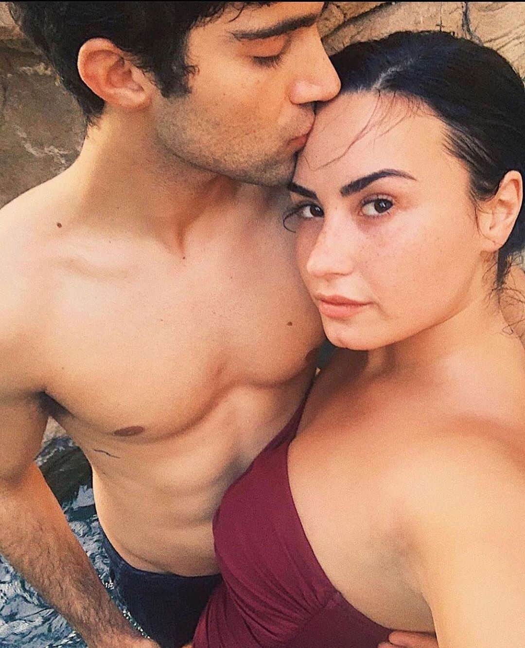 WHO WHAT WEARさんのインスタグラム写真 - (WHO WHAT WEARInstagram)「Congrats are in order! 💍 Demi Lovato is engaged. 🤍 Tap the link in bio to see her stunning (and enormous) engagement ring. photo: @maxehrich」7月23日 16時00分 - whowhatwear