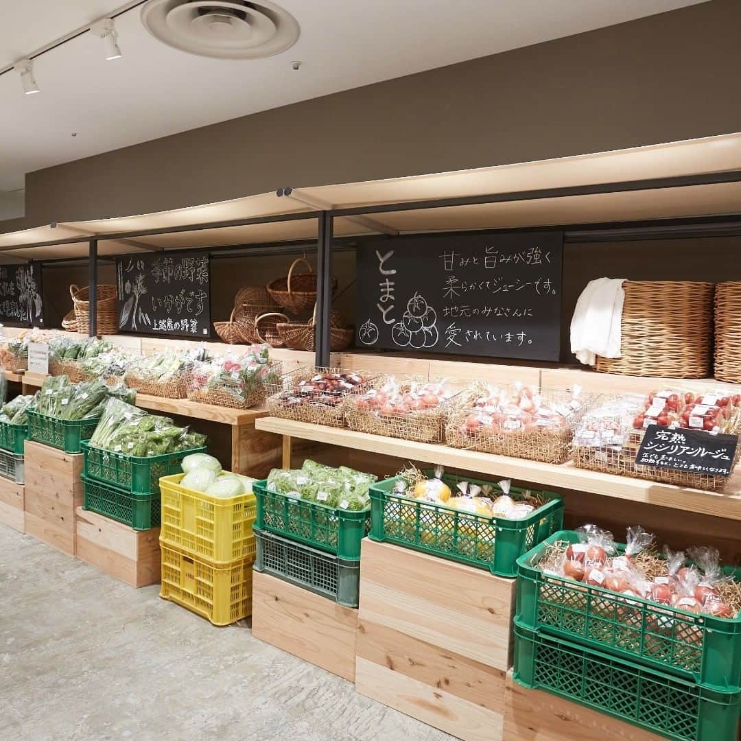 無印良品さんのインスタグラム写真 - (無印良品Instagram)「7月20日（月）、新潟県上越市の直江津ショッピングセンターに、地域の“くらしの真ん中”になることをテーマとした店舗「無印良品 直江津」がオープンしました。 今回は、店内の地域とつながったコーナーをご紹介します。 - 農産物直売所「旬菜交流館 あるるん畑」と連携した「なおえつ良品市場」では、上越産の旬の野菜をはじめ、上越市の伝承野菜や、不揃い・規格外の「わけあって安い」青果、お米やお酒、発酵食品や乾物、加工品など、地域産品を取り揃えました。 コーナーの中央にはくつろぎながらコミュニケーションがとれる小上がりを設けています。また、この地域で昔から使われてきた古民具を展示し、地域のくらしや文化を感じられる空間となっています。 - 「みんなの顔を見て食べるからおいしい」をコンセプトにした「なおえつ良品食堂」では、地域の人気店にレシピを教わった「とん汁ラーメン」のほか、バターチキンカレーや定食、ジェラートなど、世代を問わず楽しんでいただけるラインナップを揃えています。 - 学び・遊び・発見できる場として、上越市後援のコミュニティスペースである「Open MUJI」を店舗内に設けました。現在は新型コロナウイルス感染拡大防止のため一時閉鎖していますが、今後は状況を見つつ、上越市や直江津ショッピングセンターとの共同イベントなどを開催する予定です。 - 地域の魅力がたっぷり詰まった「無印良品 直江津」。お近くにお越しの際はぜひお立ち寄りください。 - - #MUJI #無印良品 #MUJIshop #無印良品直江津 #直江津 #新潟県上越市 #上越 #直江津ショッピングセンター #なおえつ良品市場 #なおえつ良品食堂 #OpenMUJI」7月23日 16時00分 - muji_global