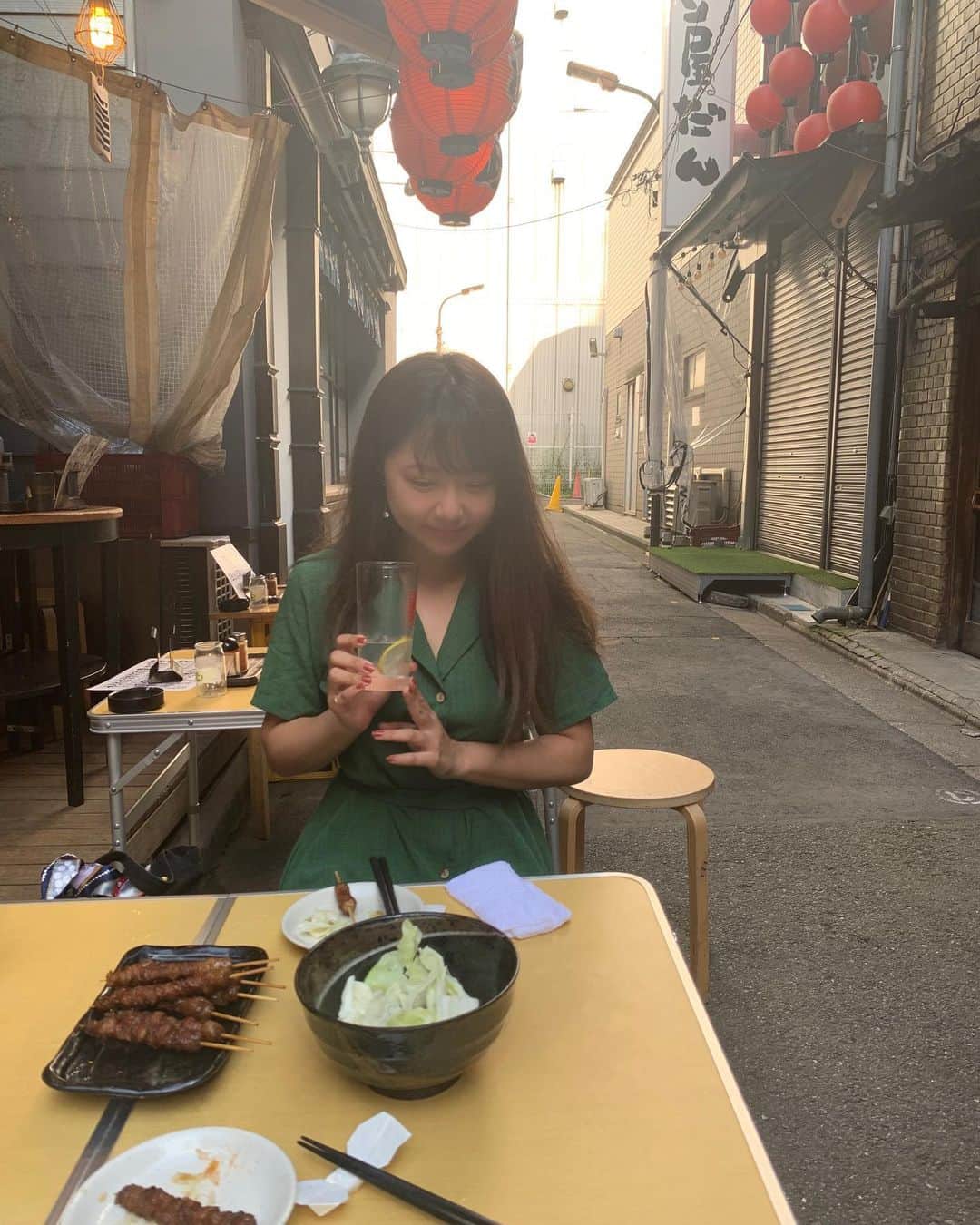 由井香織のインスタグラム：「赤提灯の飲み屋さんが好きすぎて🏮✨ ここは福岡の有名な鳥皮を食べられるお店in新橋。#長政 日曜新橋は人通りも少ないし、テラスいけるし最高で夕方からずっと居座っちゃいました。気付いたら閉店時間😂」