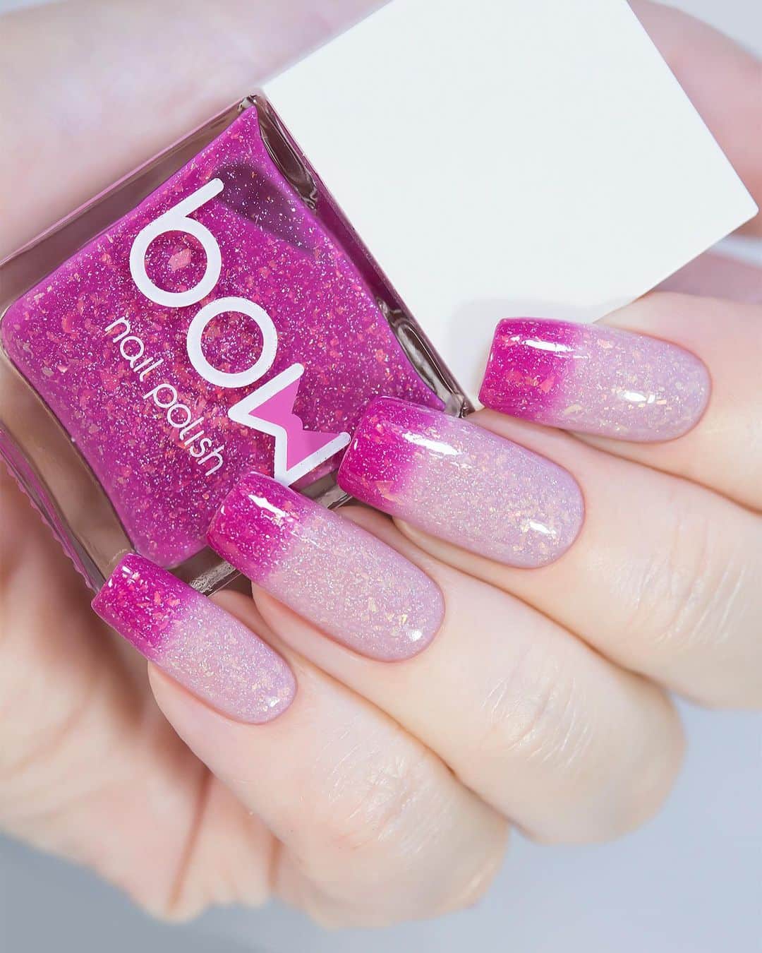 Sveta Sandersのインスタグラム：「#BowPolish Cross My Heart от @bowpolish - ещё один лак, меняющий цвет от нежного розового до фуксии в зависимости от температуры рук и воздуха.」