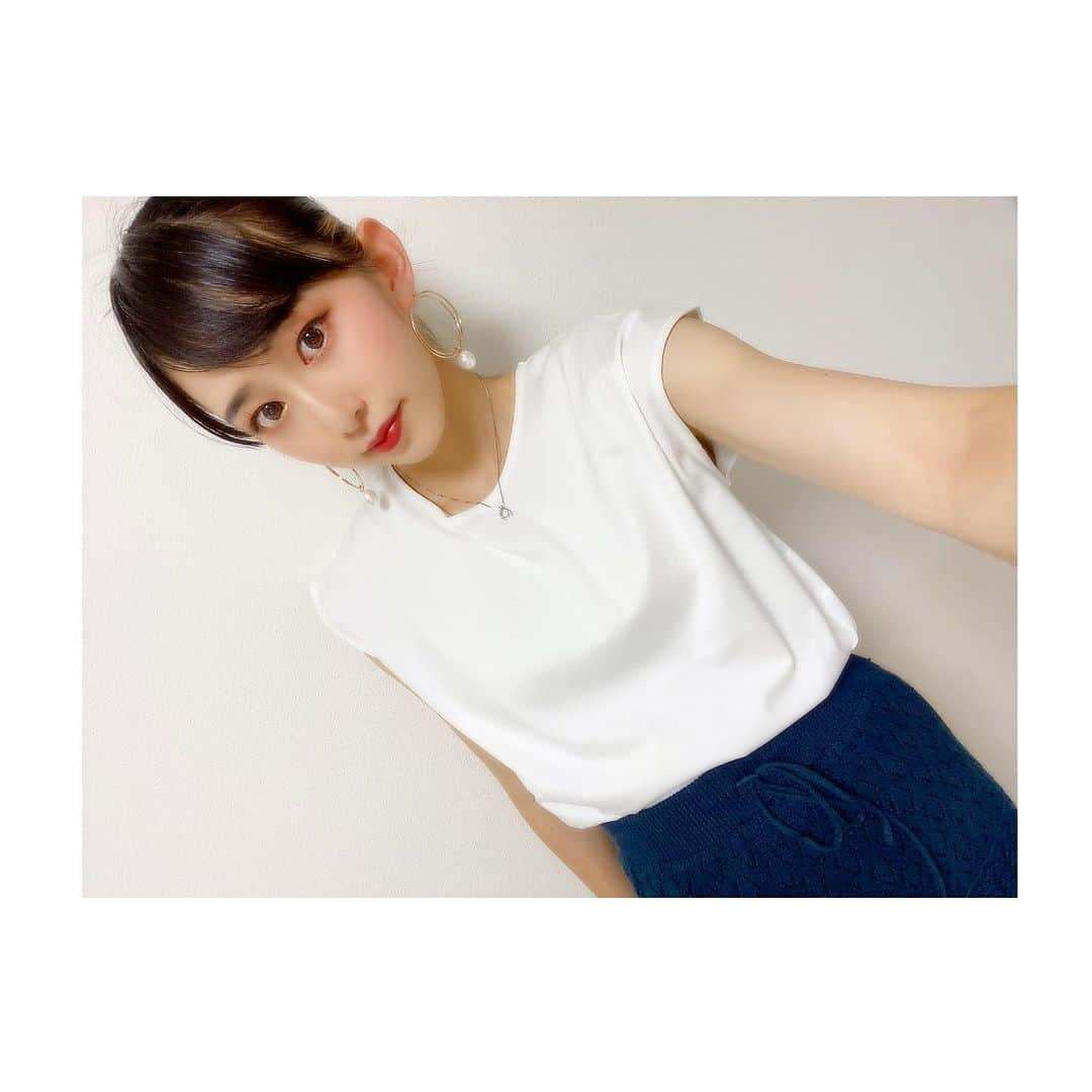 YURINAさんのインスタグラム写真 - (YURINAInstagram)「・﻿ 🌻🍉💙🤍👂🏻✨💎﻿ ﻿ 📸 #夏服 #おだんごヘア #NEWピアス﻿ ﻿ ﻿ 最近ゲットした夏服とピアス♫﻿ ﻿ 服は無意識にいつも黒ばっかりになるので﻿ 今回は涼しげな白のトップスと、﻿ ネイビーのロングスカートを新しくGET👗🤍﻿ ﻿ ﻿ ﻿ ﻿ ﻿ この後 18:00〜 Play Ball ⚾︎﻿ vs東北楽天ゴールデンイーグルス﻿ ﻿ 昨日は大逆転勝利だったので、﻿ 今日もこの調子で勝ちを繋げたいです🤘🏼🔥﻿ 関西からエール送りましょう📣﻿ ﻿ ﻿ そしてそして、﻿ 「BsGirlsオンラインサイン会」の対象商品が﻿ 本日10:00〜販売開始しています💿✒️✨﻿ ﻿ YURINA は、﻿ ▪️8月5日（水）16:00～﻿ ▫️8月8日（土）試合終了30分後～﻿ に参加させていただきます🖤﻿ ﻿ 皆さん是非詳細チェックして下さいね☑️﻿ ﻿ 画面越しにはなりますが楽しみにしています！﻿ ﻿ ﻿ ﻿ ﻿ #オリックス #BsGirls #Bs2020 #avex﻿ #baseball #プロ野球 #ORIX #Buffaloes﻿ #超革新系 #勝紺 #京セラドーム大阪 ﻿ #ほっともっとフィールド神戸 #オリ姫 ﻿ #yurina_359  #BsGirls2020 #performer﻿ #dance #全力パフォーマンス #followme﻿ #高身長女子 #筋トレ女子 #黒髪ストレート ﻿ #インナーカラー #大人ファッション  #ビジターゲーム #東北楽天ゴールデンイーグルス﻿ #オンラインサイン会」7月23日 16時02分 - yurina_bsgirls_359