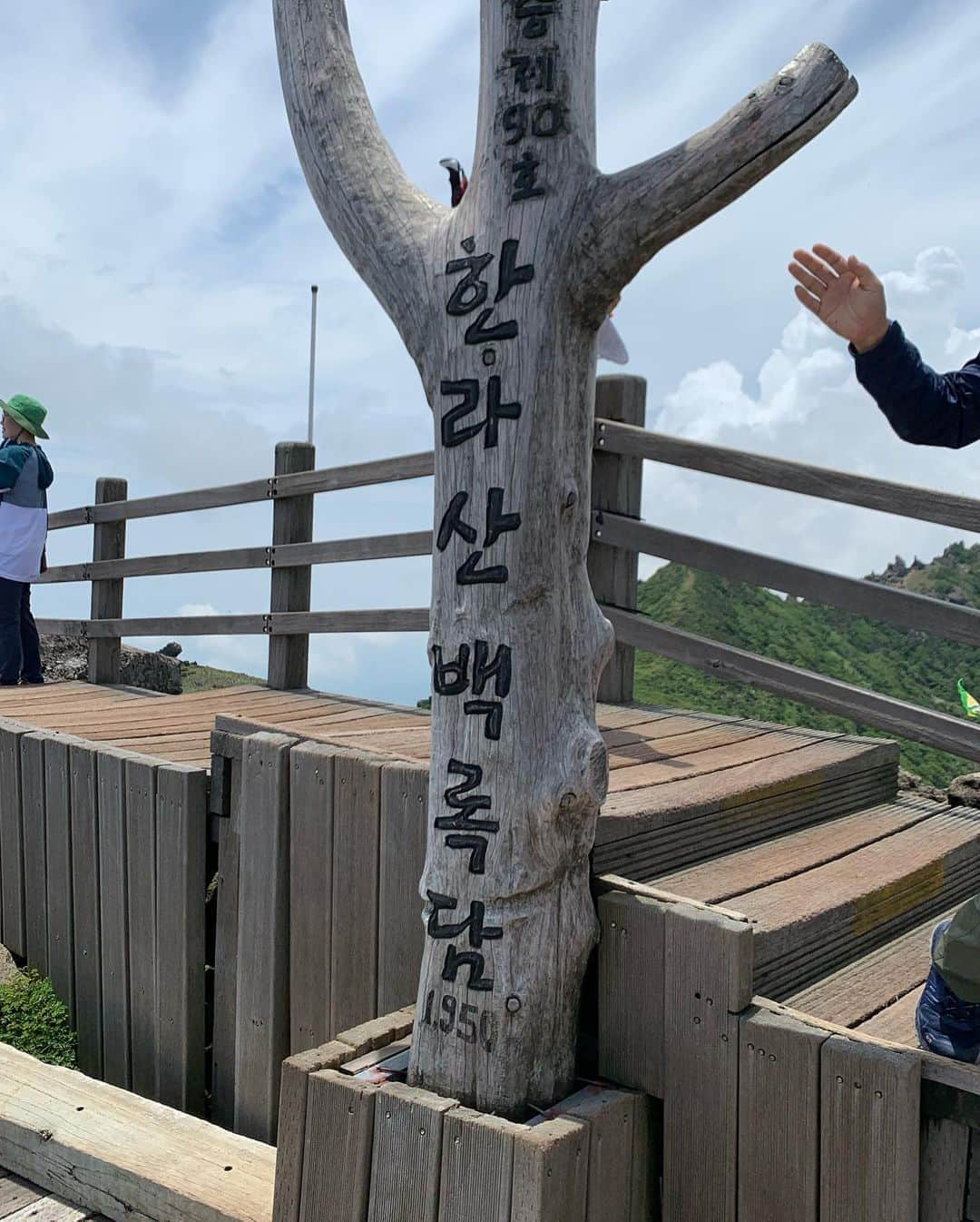 ユリ さんのインスタグラム写真 - (ユリ Instagram)「유리한 산행 -제주-한라산편 upload ⛰✔️   8시간30분의 산행일기 산은 내가 탈게.너는 보기만 해   YOUTUBE [유리한t v]  #유리한산행#유리한tv#한라산등반#백록담 #땡초김밥과컵라면」7月23日 16時10分 - yulyulk