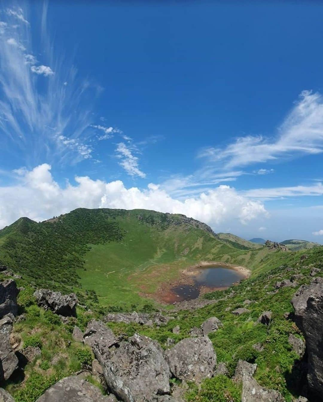 ユリ さんのインスタグラム写真 - (ユリ Instagram)「유리한 산행 -제주-한라산편 upload ⛰✔️   8시간30분의 산행일기 산은 내가 탈게.너는 보기만 해   YOUTUBE [유리한t v]  #유리한산행#유리한tv#한라산등반#백록담 #땡초김밥과컵라면」7月23日 16時10分 - yulyulk