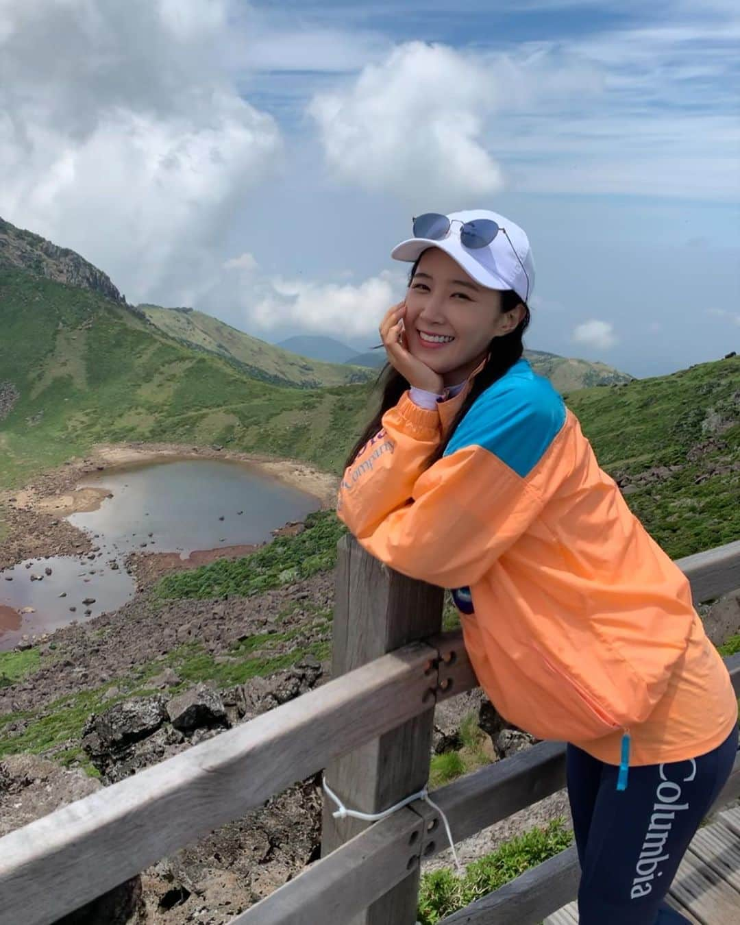 ユリ さんのインスタグラム写真 - (ユリ Instagram)「유리한 산행 -제주-한라산편 upload ⛰✔️   8시간30분의 산행일기 산은 내가 탈게.너는 보기만 해   YOUTUBE [유리한t v]  #유리한산행#유리한tv#한라산등반#백록담 #땡초김밥과컵라면」7月23日 16時10分 - yulyulk