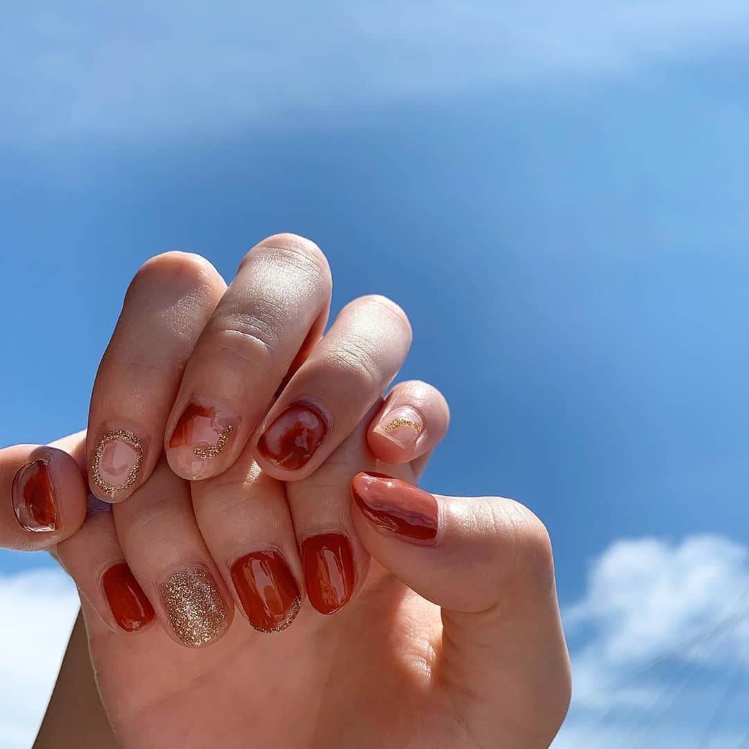 よしかわはるなのインスタグラム：「. 1枚目はキレイなネイル💅🏻🧡✨ 2枚目は私の歯が黄色くて汚い写真、🧟👾 . 友達にネイルしてもらったの可愛すぎる🤤🌈🤍 コロナの前から約束しててずーーっとあえなくてやっとできた！！！💅🏻 迷惑かけ過ぎちゃってるけど、これからもお願いします🙇🏻‍♀️💘 . . 2枚目は、昔の写真見返してたんだけど、この頃の歯黄色すぎ、、🤮 もうドン引きよ、1枚目にする勇気なかった、、 ホワイトニング行ってよかった本当に！！ お金のない私は他よりも安いここに通ってます🙊↓ @whitening_salon  . 「私の投稿をみた！」と言ってもらえれば誰でも、通常１回4,980円のところが同じ価格で３回できます！！ 約1万円もお得❣️😳 ホワイトニングを考えている方、ぜひこの価格から始めてみましょ！！🤍 . . #0522658562#ホワイトニングサロン栄本店 #歯のホワイトニング#ホワイトニング #白い歯#歯っぴー#栄限定#名古屋 #whitening#whiteningsalon」