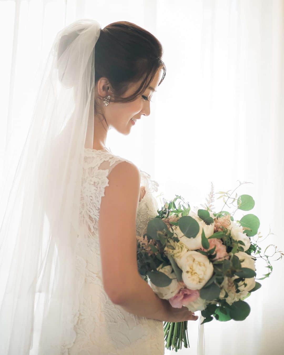 RealWeddingsのインスタグラム：「美しさは姿勢にも現れる。 Brideの美しさがぎゅっとつまった1枚に思わず見惚れてしまいます♡ .  Planning:@realweddings_hawaii﻿ Photo:@visionarijapan﻿ ﻿ ✴︎✴︎✴︎﻿ ﻿ 【期間限定キャンペーン】﻿ 7月末までに新規ご相談予約をしていただいたお客様対象に、人気の提携ドレスサロン6社から選べるドレス&タキシード最大38万円分のレンタル料をプレゼント！﻿ 詳細はReal Weddingsのホームページ・メール・お電話にてお問い合わせくださいませ。﻿ ﻿ #ハワイ挙式#ハワイウェディング#ハワイ婚#リゾ婚#リゾ婚ハワイ#海外ウェディング#ハワイ結婚式#プレ花嫁#フォトウェディング#海外挙式#花嫁準備#日本中のプレ花嫁さんと繋がりたい#全国のプレ花嫁さんと繋がりたい#リゾートウェディング#2020秋婚#2020冬婚#2021春婚#結婚式準備﻿ #hawaii#wedding#instawedding#instaphoto#hawaiiwedding#hawaiiweddingplanner#realweddings_hawaii」