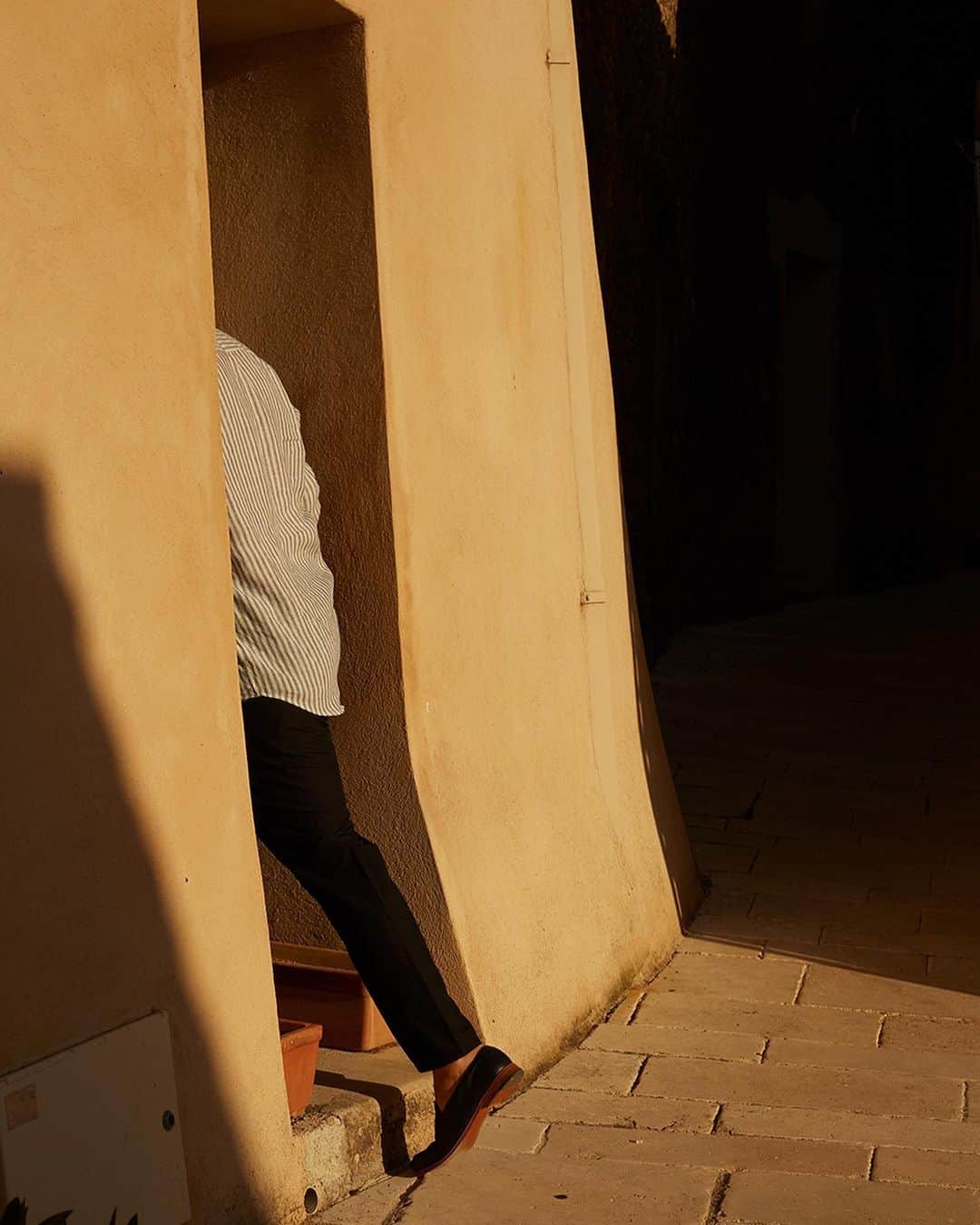 ジョンロブのインスタグラム：「A first look of Spring Summer 2021 – a journey of movement and discovery, where the exploratory nature of the collection is framed as a unique narrative. Shot in the South of France, this visual diary is an ode to slow life, stepping back in order to move forward. . #johnlobb @matemoro @borbalaszanto @mitchellbelk」