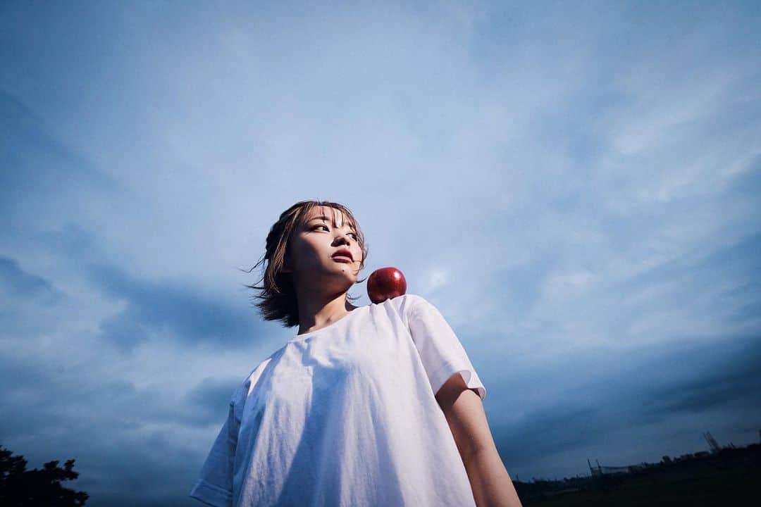 上田操さんのインスタグラム写真 - (上田操Instagram)「with 🍎  #sky#portrait #portraitphotography  #apple  #りんご」7月23日 16時27分 - mso_k_0423