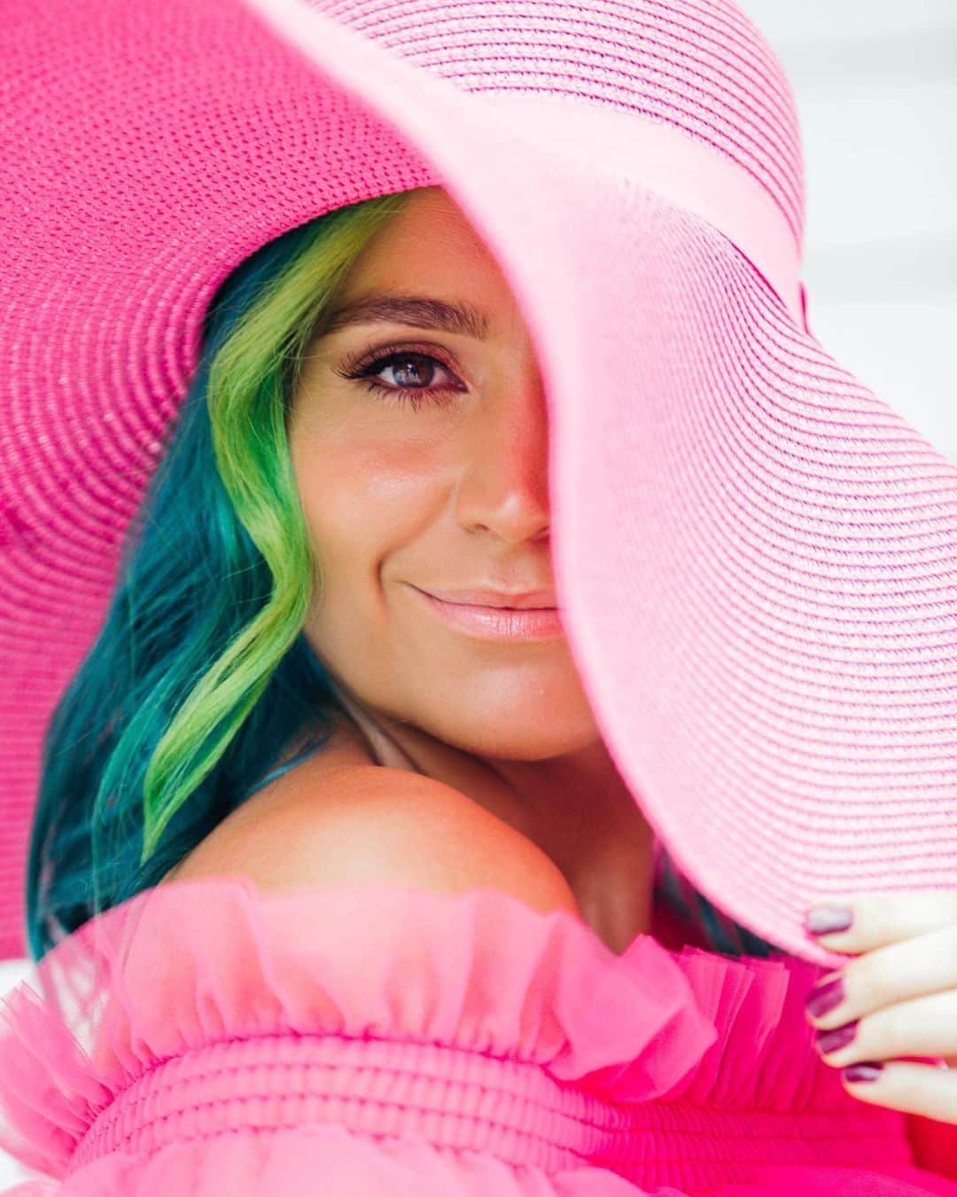 シェパードのインスタグラム：「Plenty more neon to come tomorrow morning when we drop the Symphony music video! Join us at 8am AEST on YouTube 💗💙💚 @troyjegersphoto」