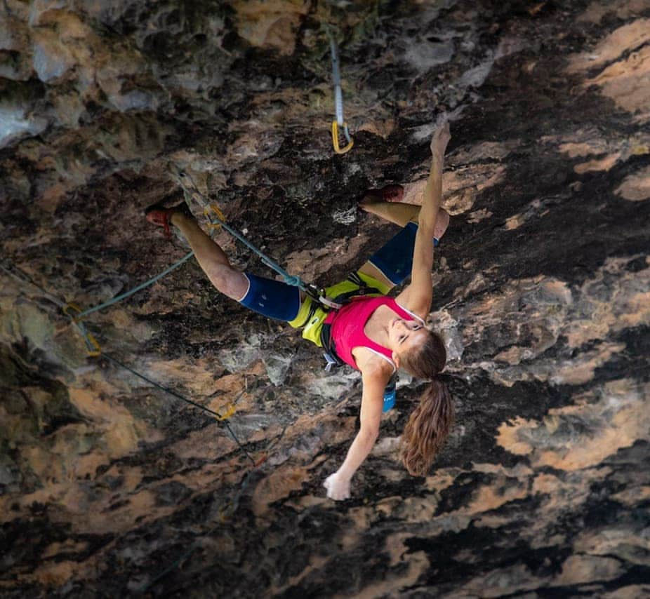 ローラ・ロゴラさんのインスタグラム写真 - (ローラ・ロゴラInstagram)「Hulk extension total 8c+ ✅ 📸 @mrcmonkey . . . #climbing_pictures_of_instagram #picoftheday #loveclimbing #climbforlife #escalade #escalada #grimper #klettern #montura #wildclimb #campcassin #italy #rome #bomber #instagood #instalike  #instagram  @climbskinspain @agripp_climbingholds @montura_official @wildclimb @fiammeoromoena @dao_sport」7月23日 16時35分 - laura.rogora