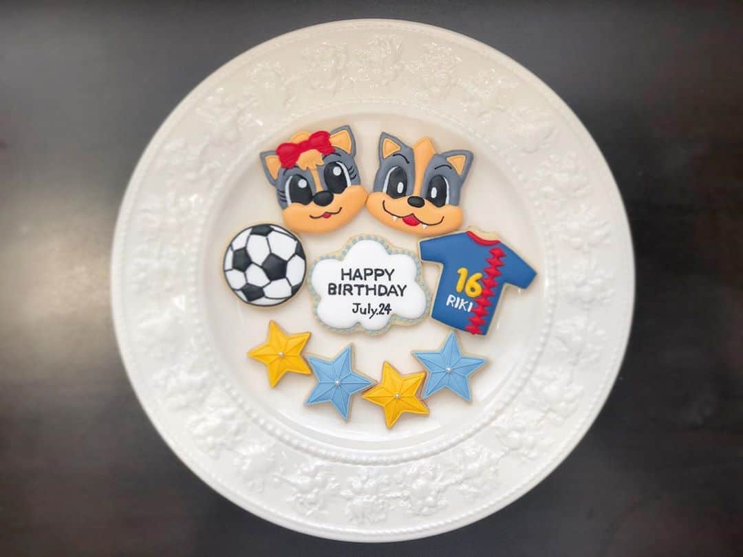 西木恵美里のインスタグラム：「またまたアイシングクッキー👩🏻‍🍳  お誕生日🎂&結婚記念日のクッキーを作らせてもらいました〜🙌🏻✨ 小さい頃から同じバレエ教室に通っていた綾香ちゃん(@odaaya03 )🧸 いまはサッカー選手の奥さんとしても先輩です✨  旦那さまがヴァンフォーレ甲府所属ということで、チームのキャラクター、ヴァンくんとフォーレちゃん！かわいい🥺🎀  そして勝手におまけで綾香ちゃんのインスタから画像みつけてバレエクッキーも🩰  ケーキに乗せた写真もpostしてくれているのでよかったらそちらも見て下さいね👏🏻👏🏻  #アイシングクッキー #サッカーアイシングクッキー #ユニフォームクッキー #バレエクッキー #ヴァンくん #フォーレちゃん #赤ずきん #トゥシューズ #トゥシューズクッキー #ヴァンフォーレ甲府」