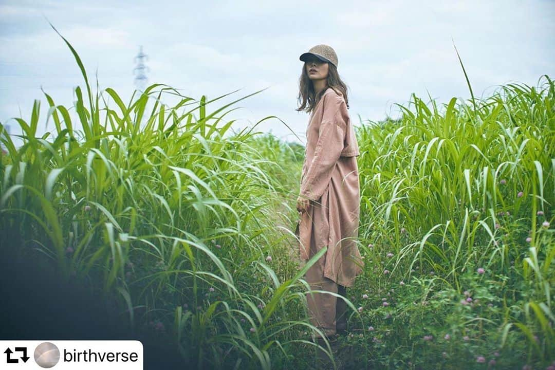 小日向しえさんのインスタグラム写真 - (小日向しえInstagram)「#repost @birthverse ・・・ birtH verSe vol.8﻿ update!﻿ ﻿ SOMEYA SUZUKI @someyasuzuki﻿ 『matou.』﻿ ﻿ SOMEYAの洋服は『着る』というより『纏う』という言葉が合うように思う。﻿ まるでもう一枚の肌を纏うような感覚は袖を通した者だけが体感出来る、特別な心地よさだと思う。﻿ ﻿ そして何よりSOMEYAの洋服は『色』﻿ 岡山の自然の中で丁寧に染め上げられた色は、纏う人に寄り添う特別な色。﻿ ﻿ 色を纏って背筋を伸ばす。﻿ 色を纏ってリラックスする。﻿ 色を纏って今を生きる。﻿ ﻿ ﻿ ⭐︎⭐︎⭐︎﻿ 今回SOMEYAのお洋服を託された私は、お洋服だから…パジャマだから…などの決まりを作らず楽しい気持ちでスタイリングしてみました😊﻿ ﻿ 小日向しえ。﻿ ﻿ ﻿ Brand ソメヤスズキ @someyasuzuki ﻿ Styling & Hairmake 小日向しえ @sie_kohinata  Photo Yuji Imai @imai_yuji﻿ Direction YAWNS. @yaaaawns（Sie kohinata & Miku Yokota）﻿ Thanks アサイアサミ @asamekko / Mami Imai﻿ ﻿ →続きの作品はプロフィールTOPのURLからご覧ください。﻿ ﻿ https://birthverse.net﻿ or Link in bio. @birthverse ﻿ ／﻿  #birthversenet ﻿ #小日向しえ﻿ #someyasuzuki﻿  #ソメヤスズキ  #photoshoot ﻿ #lookbook ﻿ #草木染め  #オーガニックコットン  #organiccottonclothing  #ethcalfashion  #ethicalbrand  #ココホレパルコ  ﻿」7月23日 16時43分 - sie_kohinata