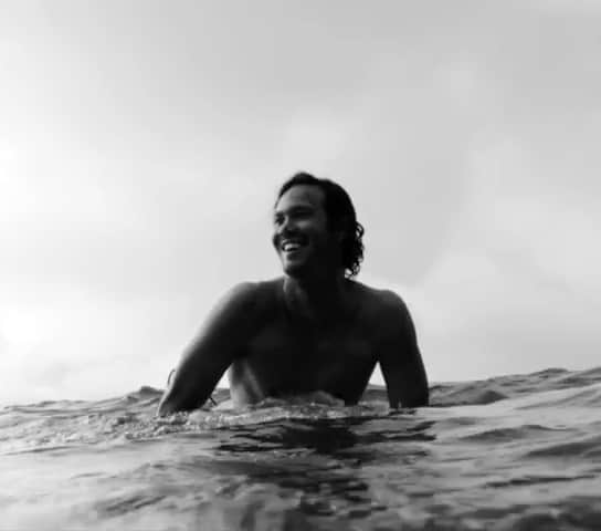 ジョーディ・スミスのインスタグラム：「I’ve always loved @morganmaassen films. Rich colors and he’s great in the water. I was really stoked when he approached me about making short piece together. We had another trip or two planned but the world went nuts. Thank you @oneillusa for supporting this and I hope you guys like it. Hit the link in bio and let me know what you think. 🤙🏼」
