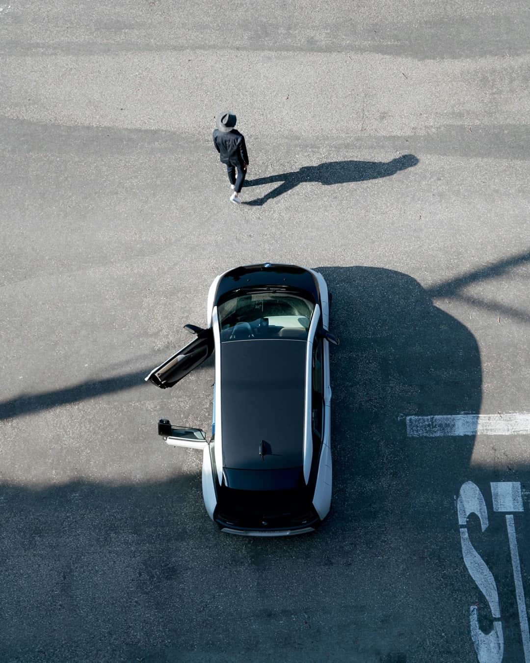 BMWのインスタグラム：「100% charged to inspire. @thismintymoment @BMWGroupCulture @sohohouse  #THEi3 #BMW @BMWi __ BMW i3 (120 Ah): Energy consumption in kWh/100 km (combined): 13.1. CO2 emissions in g/km (combined): 0. Further information: www.bmw.com/disclaimer.  	 Acceleration (0-100 km/h): 6.9 s. Power: 125 kW, 170 hp, 250 Nm. Top speed (limited): 160 km/h.」