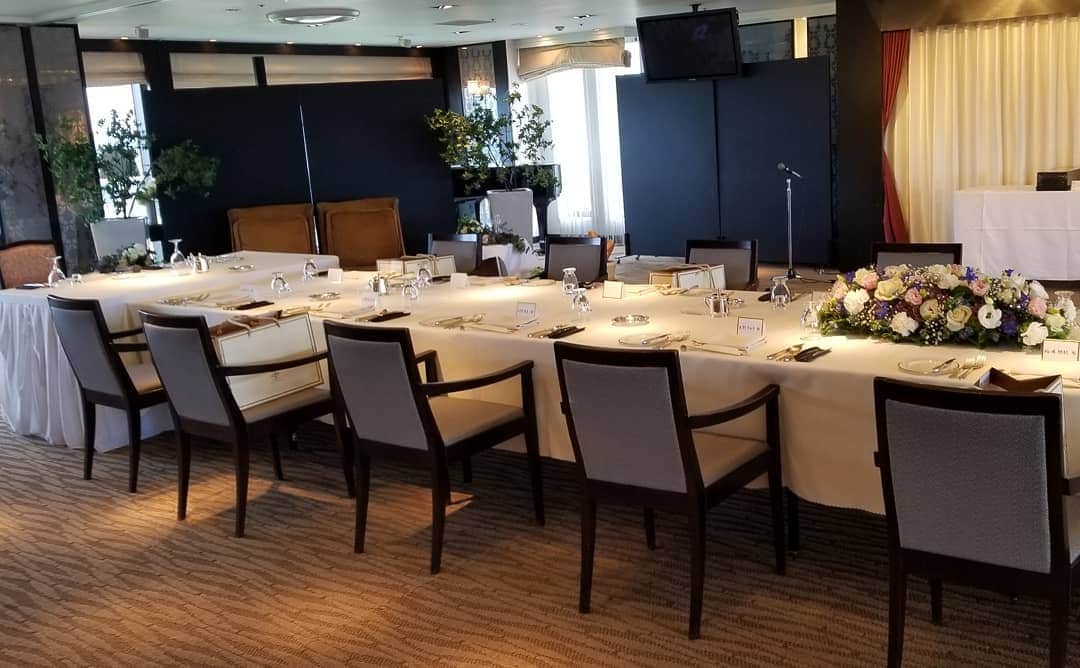 富山第一ホテルウェディングのインスタグラム：「神前式からのご会食会👰 ゆったり会場🌿で親族のアットホームウェディング✨  笑顔いっぱいのパーティーでした✨  おめでとうございます💖  『富山第一ホテル 絶景ロケーション✴️ 会場コーディネートフェア』開催中🤗  #ウェディング#富山#富山第一ホテル #ブライダルフェア #少人数婚#ケーキ#家族婚 #ホテルウェディング#結婚式 #ブライダル#ウェディング #チャペル#挙式#披露宴 #ウェディングドレス #タキシード#新郎新婦 #教会式#人前式#神前式 #料理おいしい#立山一望#富山城#前撮り #会場コーディネート  #色打掛 #結婚式準備#北陸花嫁 #ロケーション最高 #プレ花嫁」