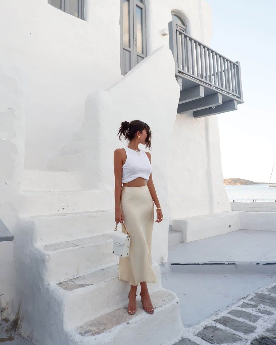 クーカイのインスタグラム：「Comme @iziangus, portez le débardeur Amber en crop top et cassez les codes  #kookai #fashion #mode #summeroutfit」