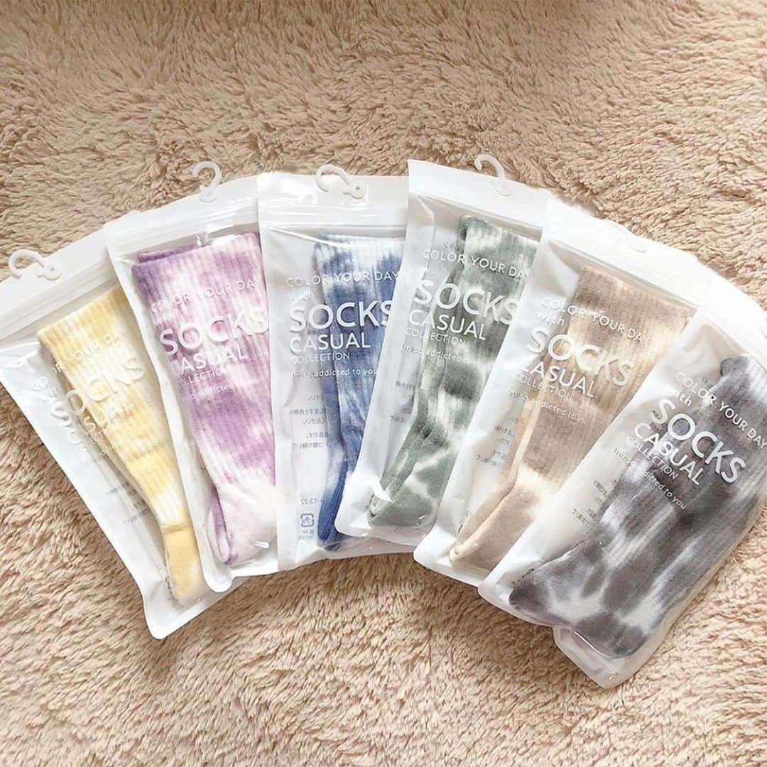 3COINSさんのインスタグラム写真 - (3COINSInstagram)「🧦TIE DYE SOCKS🧦  タイダイソックス  サイズ(約)23～25cm  各300円(税込330円)  コーディネートのワンポイントに◎  トレンド感ばっちりな タイダイソックスが入荷しております！﻿  店舗により在庫が異なりますので、お立ち寄りの店舗までお問い合わせください。  📷photo by Tomomi (@3coins_bellutsunomiya.tomomi )  #3COINS #スリコ #スリーコインズ #新商品 #栃木 #栃木県 #宇都宮 #宇都宮ベルモール #ベルモール #プチプラ #雑貨 #タイダイソックス #タイダイ #タイダイ柄 #タイダイ染め #靴下 #靴下コーデ #socks #足元倶楽部 #足元 #スポーツサンダル #サンダル #スポサン #スニーカー #タイダイソックス #個性的 #個性的ファッション」7月23日 17時00分 - 3coins_official