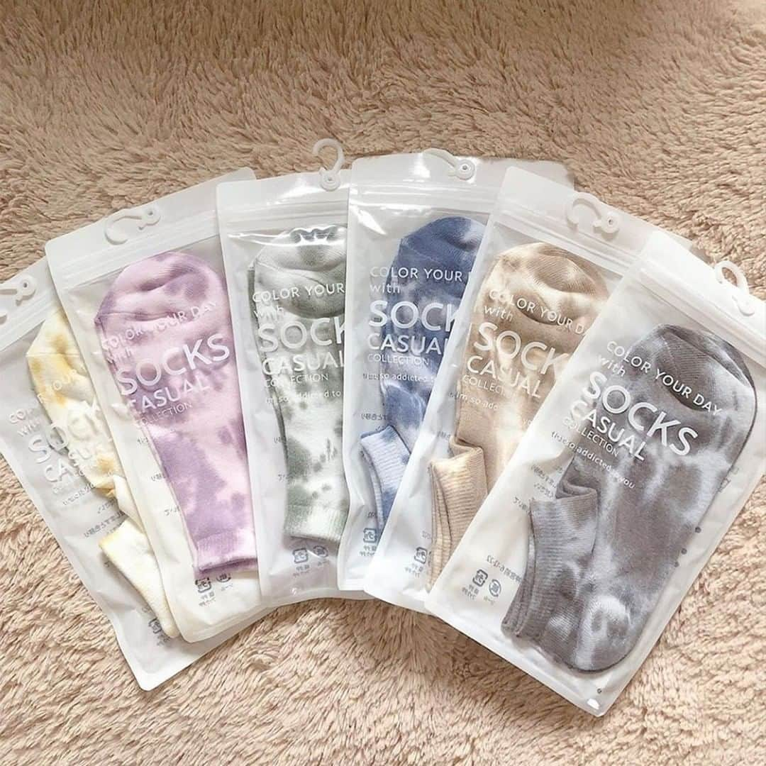 3COINSさんのインスタグラム写真 - (3COINSInstagram)「🧦TIE DYE SOCKS🧦  タイダイソックス  サイズ(約)23～25cm  各300円(税込330円)  コーディネートのワンポイントに◎  トレンド感ばっちりな タイダイソックスが入荷しております！﻿  店舗により在庫が異なりますので、お立ち寄りの店舗までお問い合わせください。  📷photo by Tomomi (@3coins_bellutsunomiya.tomomi )  #3COINS #スリコ #スリーコインズ #新商品 #栃木 #栃木県 #宇都宮 #宇都宮ベルモール #ベルモール #プチプラ #雑貨 #タイダイソックス #タイダイ #タイダイ柄 #タイダイ染め #靴下 #靴下コーデ #socks #足元倶楽部 #足元 #スポーツサンダル #サンダル #スポサン #スニーカー #タイダイソックス #個性的 #個性的ファッション」7月23日 17時00分 - 3coins_official