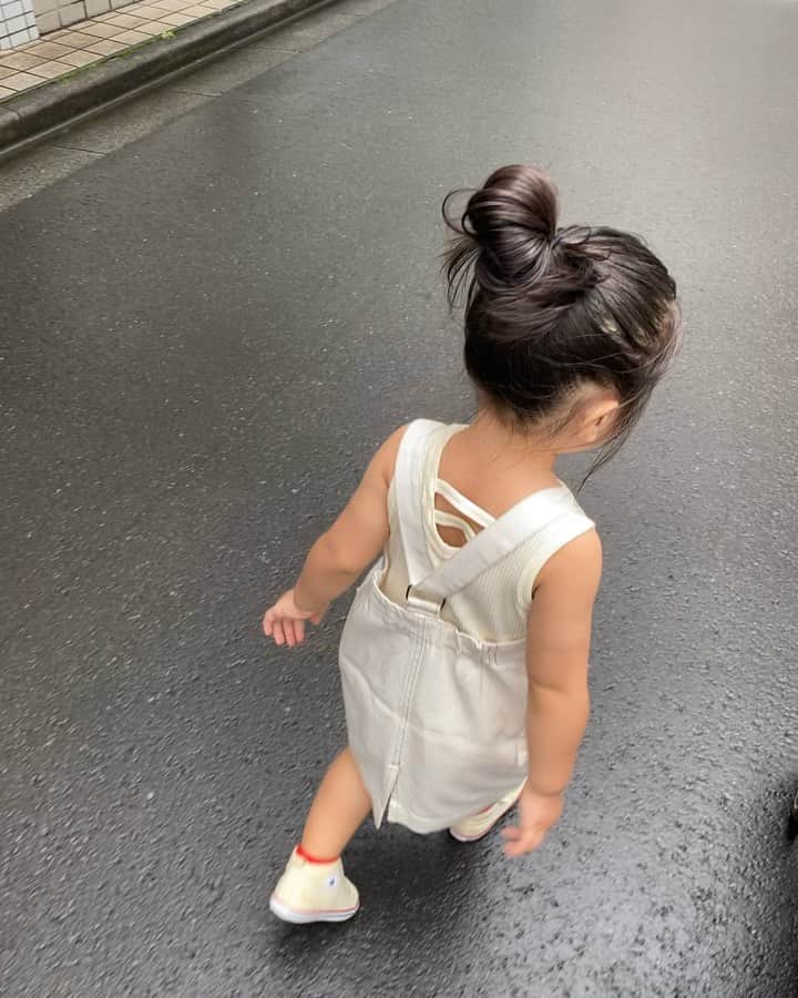 &mのインスタグラム：「ご近所物語 ⠉̮⃝︎︎ ちょっとそこまで ⸝⸝⸝ 最近は洋服やら靴やらえらびたがる👠 うちまた萌 #1y9m」