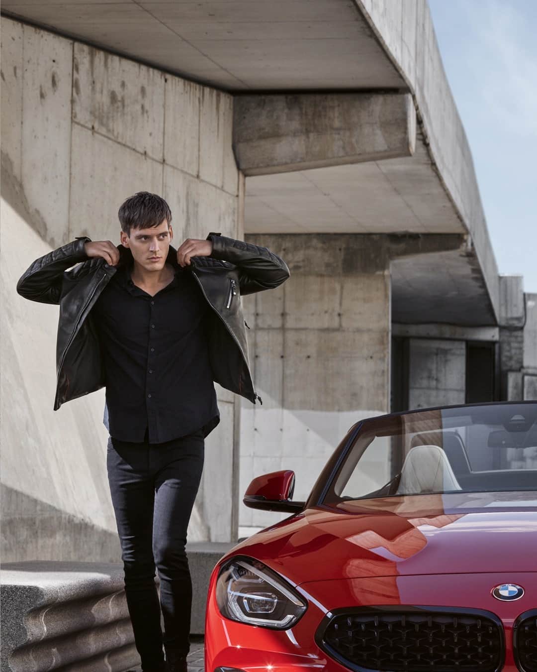 BMWのインスタグラム：「A fashion statement that needs no further explanation: the BMW Men’s Leather Jacket with BMW Z4 design elements. #MyBMWLifestyle #BMWCollection #lookoftheday #outfitoftheday #ootd #streetwear #casualwear #mensfashion #mensstyle #BMW #Z4」