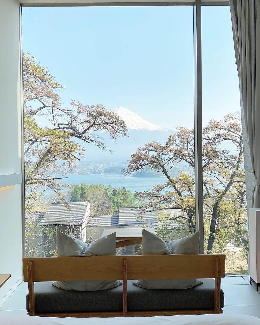 伽奈のインスタグラム：「絵にかいたような富士山が窓からもバルコニーからも望めて、本当に感動だった🌿✨ #mountoffuji #星のや富士」