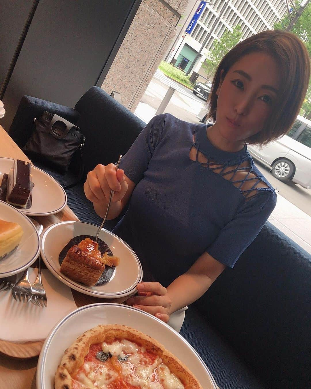 柚月めいさんのインスタグラム写真 - (柚月めいInstagram)「. 打ち合わせしながらlunchを食べたのに🥗🥯🥄 食べたりなくて追加でケーキ３つとピザ頼む私🤤🍰🍕 . . . #決めれなくて全部 #贅沢#チートデイ#ケーキ#甘党#もぐもぐ#いっぱい食べる君が好き #cake#mgmg#pizza#meeting#follw#pic#ootd #柚月めい」7月23日 17時01分 - meimei.yuzu