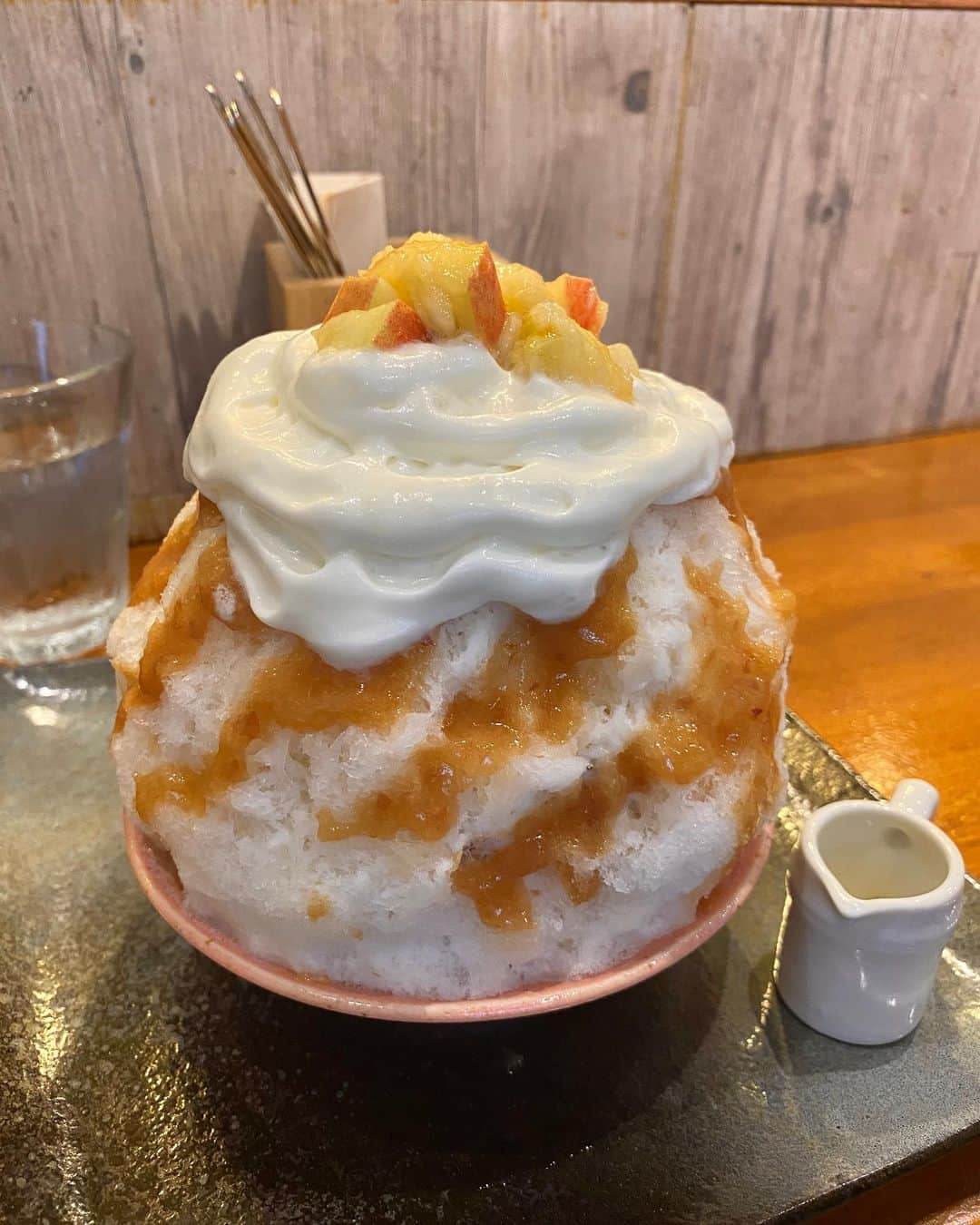 桃乃木かなさんのインスタグラム写真 - (桃乃木かなInstagram)「ParlorVinefru銀座さん🍧  ・桃のかき氷(ヨーグルト)﻿ ・西瓜のかき氷~皮の漬物とレモンビネガー添え~﻿ ・甘夏とヨーグルトエスプーマ﻿ ・マッコリと韓国海苔かき氷﻿ ・苺とピスタチオのパンケーキ﻿ ﻿ 季節のメニュー盛り沢山✨﻿ 遊び心のあるアレンジが大好きで最近よく行くお店🏃‍♀️﻿ パンケーキもふわとろで美味しいんですよね😋🥞  #parlorvinefru銀座 #かき氷」7月23日 17時02分 - kana_momonogi