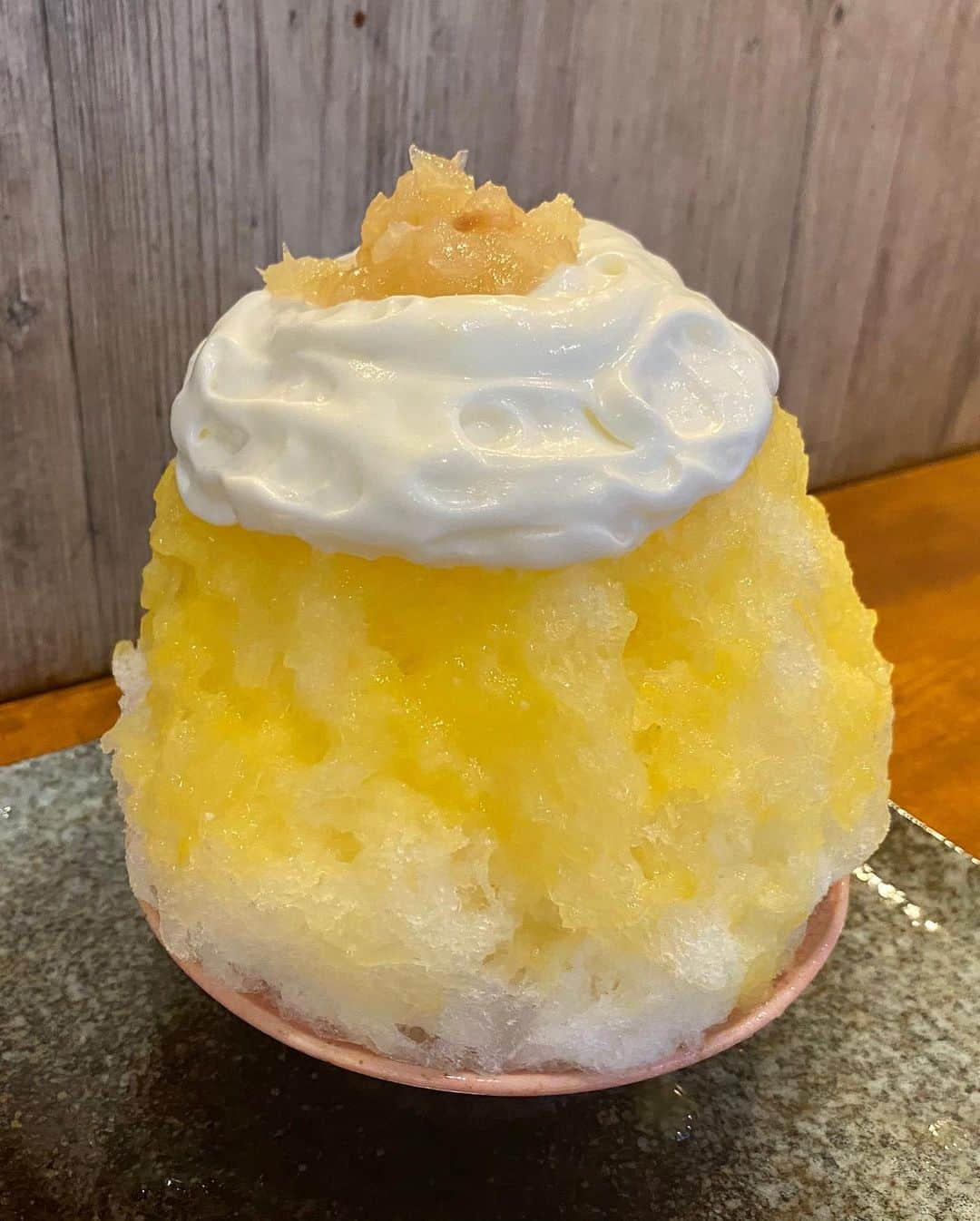 桃乃木かなさんのインスタグラム写真 - (桃乃木かなInstagram)「ParlorVinefru銀座さん🍧  ・桃のかき氷(ヨーグルト)﻿ ・西瓜のかき氷~皮の漬物とレモンビネガー添え~﻿ ・甘夏とヨーグルトエスプーマ﻿ ・マッコリと韓国海苔かき氷﻿ ・苺とピスタチオのパンケーキ﻿ ﻿ 季節のメニュー盛り沢山✨﻿ 遊び心のあるアレンジが大好きで最近よく行くお店🏃‍♀️﻿ パンケーキもふわとろで美味しいんですよね😋🥞  #parlorvinefru銀座 #かき氷」7月23日 17時02分 - kana_momonogi