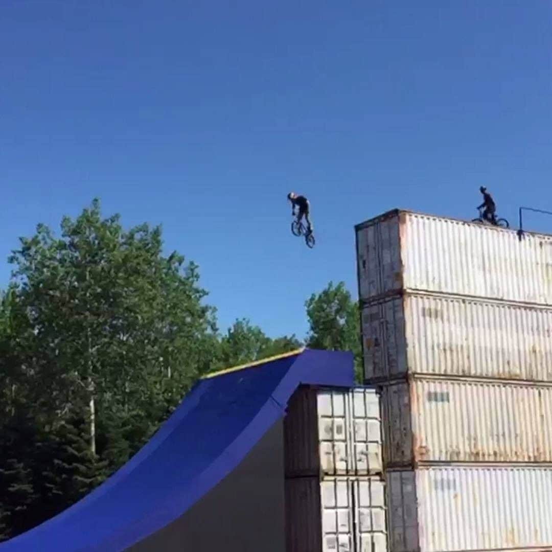 レッドブルのインスタグラム：「only @drewbezanson could think of building this madness out of shipping containers 😅🤯 who remembers it from Uncontainable?  🎥 : @texasmwade  #redbull #givesyouwings #BMX #bike #bikelife #tricks」