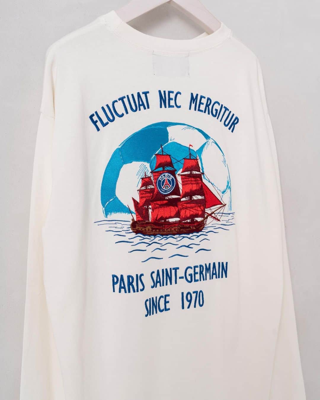 EDIFICEさんのインスタグラム写真 - (EDIFICEInstagram)「《予約》【Paris Saint-Germain】﻿ - 1970 ロングTシャツ -﻿ ﻿ フランスのリーグ・アンで絶大な人気を誇るフットボールチーム「Paris Saint-Germain」のJAPAN限定コレクション。﻿ ﻿ パリ・サンジェルマン創立時のサッカーボールと船をモチーフにしたエンブレムから着想したグラフィックを大胆に刺繍で表現したインパクトある1着です。﻿ ﻿ ボディの素材も別注素材でレーヨンとコットンのブレンドなので、適度な厚みがありながらも、落ち感のある非常に着心地のよいTシャツとなっています。﻿ ﻿ ﻿ 【Paris Saint-Germain / パリサンジェルマン】﻿ フランス・パリに本拠地を置くフットボールクラブ「Paris Saint-Germain」。1970年に創設し、1974年以降はリーグ・アン（フランス1部リーグ）に在籍し続けており、様々なタイトルを獲得している強豪クラブとして広く認知されています。世界的なトッププレーヤーの移籍も盛んに行われ、度々シーンを盛り上げる事も。数々の輝かしい功績で多くのファンの心を掴んでいます。﻿ ﻿ ﻿ Tee : 【Paris Saint-Germain - 1970 ロングTシャツ -】¥11,000+tax﻿ No : 20070340000530﻿ ﻿ ﻿ ﻿ ﻿ ﻿ ﻿ ﻿ ﻿ ﻿ ﻿ ﻿ #edifice #psg #parissaintgermain #preorder #teeshirt #2020ss #mensfashion #FLUCTUATNECMERGITUR #embroidery ##japanlimited #teecollection #menswear #fashion #psg_tokyo #edificetokyo #psgstoretokyo #parissaintgermainstoretokyo #エディフィス #エディフィス東京 #パリサンジェルマン #パリサンジェルマン東京 #渋谷パルコ #名古屋パルコ」7月23日 17時02分 - edifice.jp