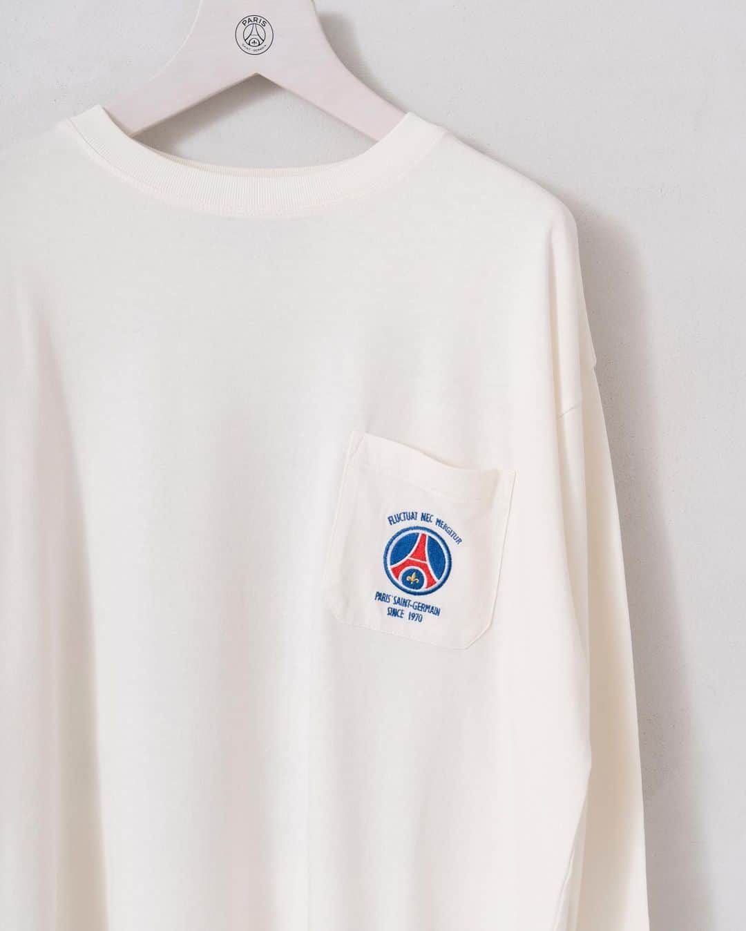 EDIFICEさんのインスタグラム写真 - (EDIFICEInstagram)「《予約》【Paris Saint-Germain】﻿ - 1970 ロングTシャツ -﻿ ﻿ フランスのリーグ・アンで絶大な人気を誇るフットボールチーム「Paris Saint-Germain」のJAPAN限定コレクション。﻿ ﻿ パリ・サンジェルマン創立時のサッカーボールと船をモチーフにしたエンブレムから着想したグラフィックを大胆に刺繍で表現したインパクトある1着です。﻿ ﻿ ボディの素材も別注素材でレーヨンとコットンのブレンドなので、適度な厚みがありながらも、落ち感のある非常に着心地のよいTシャツとなっています。﻿ ﻿ ﻿ 【Paris Saint-Germain / パリサンジェルマン】﻿ フランス・パリに本拠地を置くフットボールクラブ「Paris Saint-Germain」。1970年に創設し、1974年以降はリーグ・アン（フランス1部リーグ）に在籍し続けており、様々なタイトルを獲得している強豪クラブとして広く認知されています。世界的なトッププレーヤーの移籍も盛んに行われ、度々シーンを盛り上げる事も。数々の輝かしい功績で多くのファンの心を掴んでいます。﻿ ﻿ ﻿ Tee : 【Paris Saint-Germain - 1970 ロングTシャツ -】¥11,000+tax﻿ No : 20070340000530﻿ ﻿ ﻿ ﻿ ﻿ ﻿ ﻿ ﻿ ﻿ ﻿ ﻿ ﻿ #edifice #psg #parissaintgermain #preorder #teeshirt #2020ss #mensfashion #FLUCTUATNECMERGITUR #embroidery ##japanlimited #teecollection #menswear #fashion #psg_tokyo #edificetokyo #psgstoretokyo #parissaintgermainstoretokyo #エディフィス #エディフィス東京 #パリサンジェルマン #パリサンジェルマン東京 #渋谷パルコ #名古屋パルコ」7月23日 17時02分 - edifice.jp