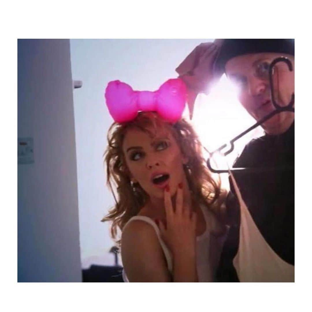 ピアーズアトキンソンさんのインスタグラム写真 - (ピアーズアトキンソンInstagram)「🎀 @kylieminogue and @saschalilic 💝 inflatable bow by @piersatkinson ! See more over on @piersatkinsonarchive #Repost @kylieminoguestyle ・・・ @kylieminogue wearing:  Headband: @piersatkinson   #KylieMinogue #KylieMinogueFashion #KylieMinogueStyle #KylieStyle #Kylie #Minogue #Fashion #Style #PiersAtkinson」7月23日 17時14分 - piersatkinson