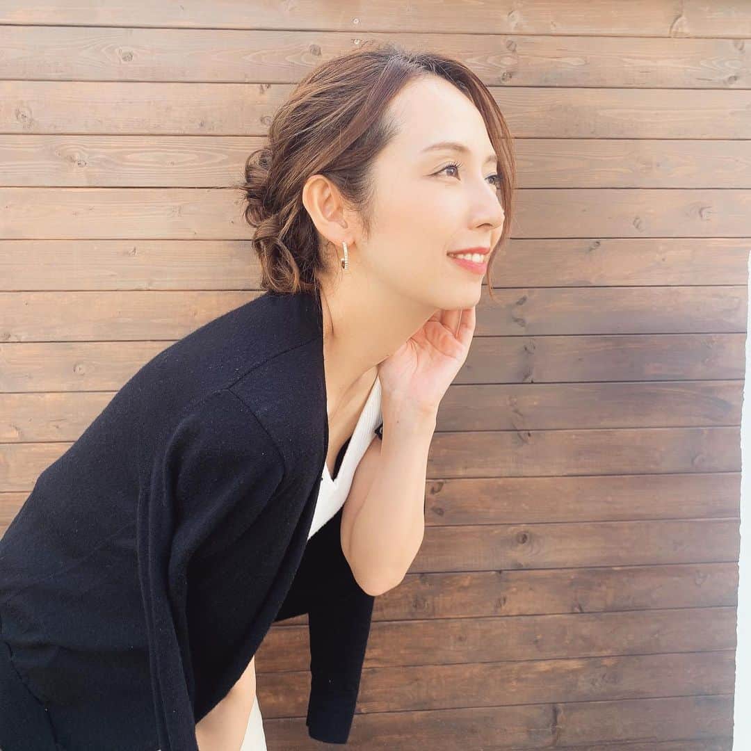 若林翔子のインスタグラム：「昨日のブレイク、りほちゃんヘア💓﻿ この日のスタジオ衣装に合わせておだんごにしてくれました〜😚﻿ 最近普段もおだんごにすること増えてきた👌﻿ らくちんでかわいーんだよなー😍﻿ ﻿ #ちょっとブレイクタイム﻿ #りほちゃんヘア　#おだんご　#ヘアアレンジ﻿ #セミロング」