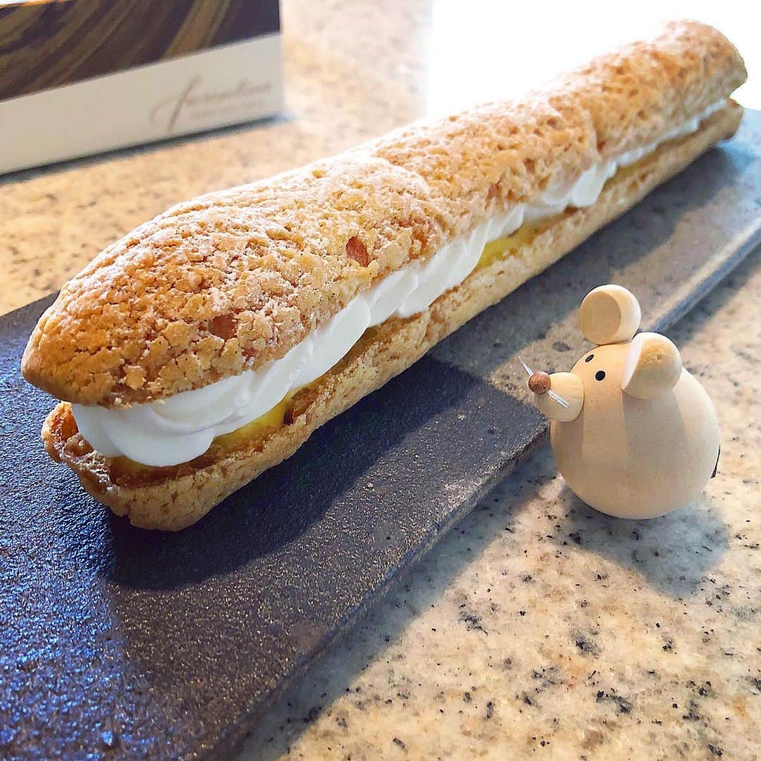 榊山敬代のインスタグラム：「🧁☕️… ・ 先週の週末の記録を 忘れていましたので おやつタイムの記録  ストーリーズに動画を upしてみましたけれど  ながー・・・ぃ ながー・・・ぃ  エクレアさん連れてかえるの巻  たたずまいが繊細で上品な存在感に 帰り道の歩き方もやさしくなる魔法  ものづくりをしていますと ケーキひとつにしましても 繊細な世界は幸せ頂くとき  今年はあまり歩き回れない状況だけど センスの美しいモノ色々勉強したいな  ながーいエクレアさんは 見た目のとおりのお味で  サクフワトロンと 気がつくと笑顔に 誘われる魔法入り  さて今日から四連休 とのことですけれど  雨ですし感染者増加中ですし 出かけたい計画は見送りの日  キャンドル灯して リラックスタイム ・ ・ 🕯… ・ ・ ・ ・ #おうちカフェ #おうち大好き #enjoyhome ・ ・ ・ #bread #sweets #Tokyo #シュークリーム みたいだけど #エクレア #creampuff #éclair #生クリーム #カスタードクリーム #cream #スイーツ #ご褒美 #dolce #coffee  #日本画家 の #おやつ #グランドハイアット #東京  #GrandHyattTokyo #ホテルスイーツ #テイクアウト #takeout #takeoutfood」