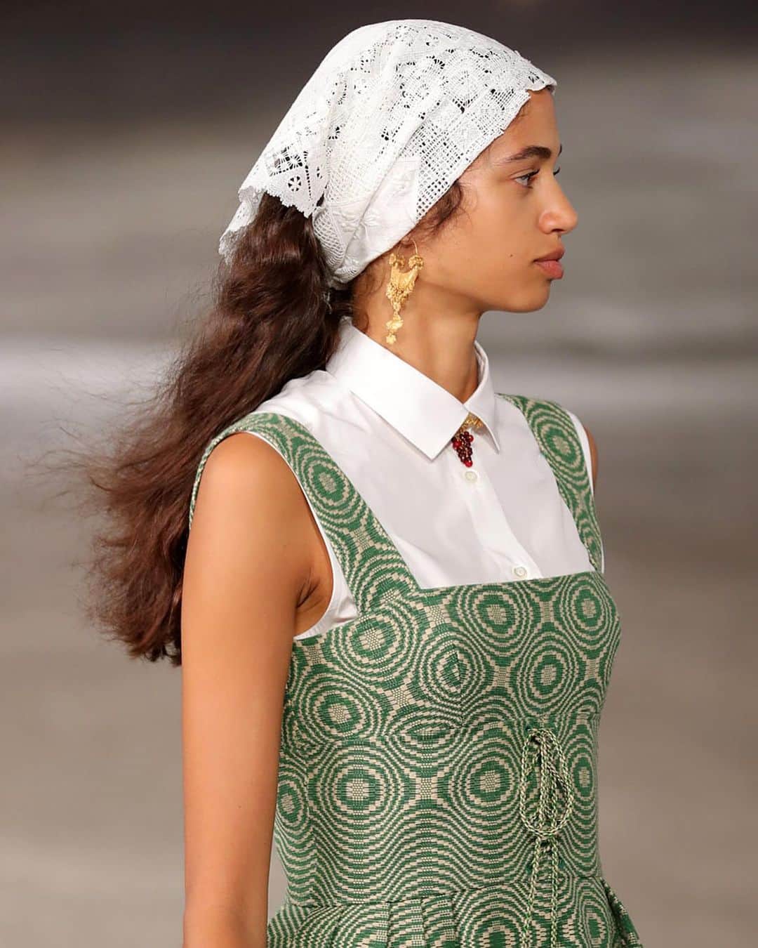 Vogue Italiaさんのインスタグラム写真 - (Vogue ItaliaInstagram)「The @Dior Cruise 2021 show by @MariaGraziaChiuri was a true celebration of Puglia’s traditional arts and crafts: from the art of weaving to Luminarie and from the essential role of dance to the power of ritual music, the maison has supported this precious culture while paying homage to Nature and the region’s unique landscapes, as a land that has always been close to #MariaGraziaChiuri’s heart. Tap the link in our bio to see every single #DiorCruise look.」7月23日 17時09分 - vogueitalia