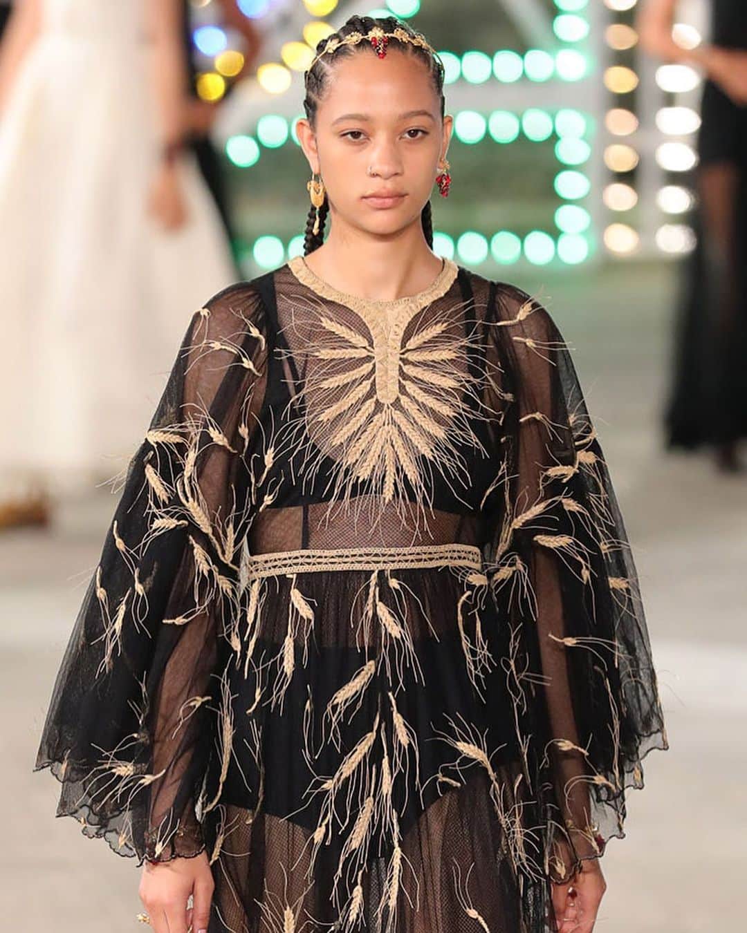 Vogue Italiaさんのインスタグラム写真 - (Vogue ItaliaInstagram)「The @Dior Cruise 2021 show by @MariaGraziaChiuri was a true celebration of Puglia’s traditional arts and crafts: from the art of weaving to Luminarie and from the essential role of dance to the power of ritual music, the maison has supported this precious culture while paying homage to Nature and the region’s unique landscapes, as a land that has always been close to #MariaGraziaChiuri’s heart. Tap the link in our bio to see every single #DiorCruise look.」7月23日 17時09分 - vogueitalia