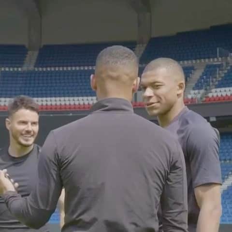 F2Freestylersのインスタグラム：「@k.mbappe announced as new @easportsfifa ‘21 cover! 🎮⚽️🔥」