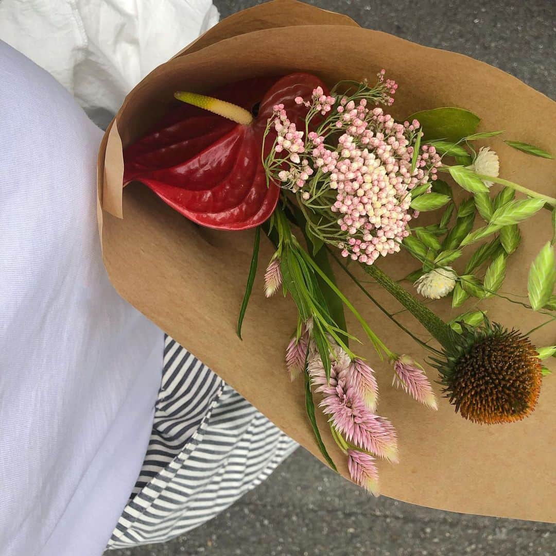 山﨑さおりさんのインスタグラム写真 - (山﨑さおりInstagram)「. ママTimeは帰り道に家のお花を💐 赤系な気分やった🌷 . . #花のある暮らし  #omberflowers」7月23日 17時13分 - saori_emunjewelry