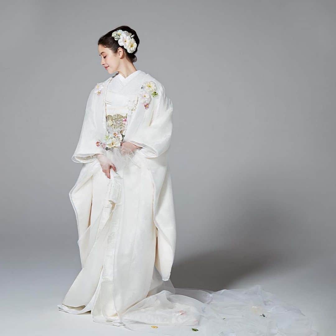 TAKAMI BRIDAL 神社和婚のインスタグラム：「.  ✽ Couture Garden 結、2年ぶりの新作発表✽  花清は、清らかなオーガンジーを基調に、愛らしい緻密な花々をあしらった打掛です。﻿ ﻿ お顔まわりやタッキングを施した裾にも大小さまざまな「染の花」をちりばめて可憐な華やぎを添え、花嫁様を初々しく、そして可愛らしく彩ります。﻿ ﻿ 挙式スタイルにこだわらずお召しいただけて、白無垢の上に羽織ったりお好みの掛下着と合わせてアレンジしたりするのもおすすめです。﻿ ﻿ ﻿ Couture Garden 結 / 花清(かすが) ﻿@takamibridal_costume . . ☞試着フェア  7/24（金）、7/25（土）、7/26（日） TAKAMI BRIDAL YOKOHAMA tel.045-225-0077  7/31（金）、8月1日（土）、8月2日（日） TAKAMI BRIDAL AOYAMA tel.03-3498-2222  8/7（金）、8/8（土）、8/9（日） TAKAMI BRIDAL OSAKA tel.050-3648-8777  8/14（金）、8/15（土）、8/16（日） TAKAMI BRIDAL KOBE tel.078-333-7873  8/21（金）、8/22（土）、8/23（日） TAKAMI BRIDAL MARUNOUCHI tel.03-5218-2777  8/28（金）、8/29（土）、8/30（日） TAKAMI BRIDAL NORTH TOKYO tel.03-5828-1778  9/4（金）、9/5（土）、9/6（日） TAKAMI BRIDAL FUKUOKA tel.092-711-7722  ご予約はプロフィールのURLよりお待ちしております。 @takamibridal_wakon  ・ ・ ・  ・ ・ ・ #takamibridal#bridal#タカミブライダル #花嫁衣裳#和装#お色直し#白無垢#色打掛#引振袖 #和装前撮り#ロケーションフォト #和婚#和婚花嫁#全国のプレ花嫁花嫁さんと繋がりたい#結婚式#結婚式準備#結婚式前撮り#プレ花嫁#式場探し#プレ花嫁準備 #プレ花嫁2020#プレ花嫁2021 #kimono#kimonostyle #中村睦子#mutsukonakamura  #クチュールガーデン結 #花好きな人と繋がりたい  #花のある暮らし  #花」
