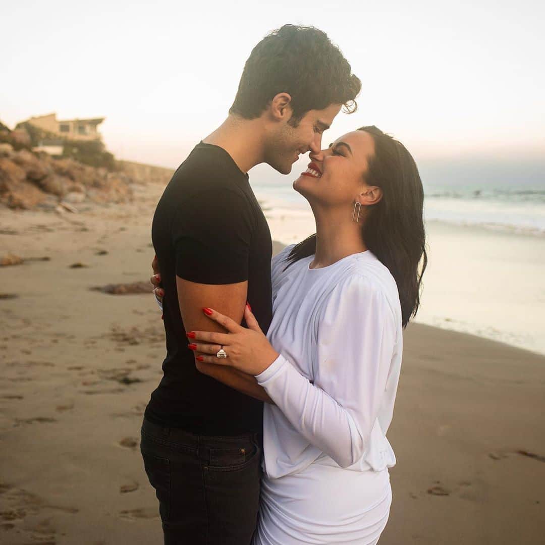 Good Morning Americaさんのインスタグラム写真 - (Good Morning AmericaInstagram)「OMG! #DemiLovato is ENGAGED to Max Ehrich! We are so happy for her! Link in bio to see the ring and for all the details on their relationship. 💍❤️」7月23日 17時19分 - goodmorningamerica