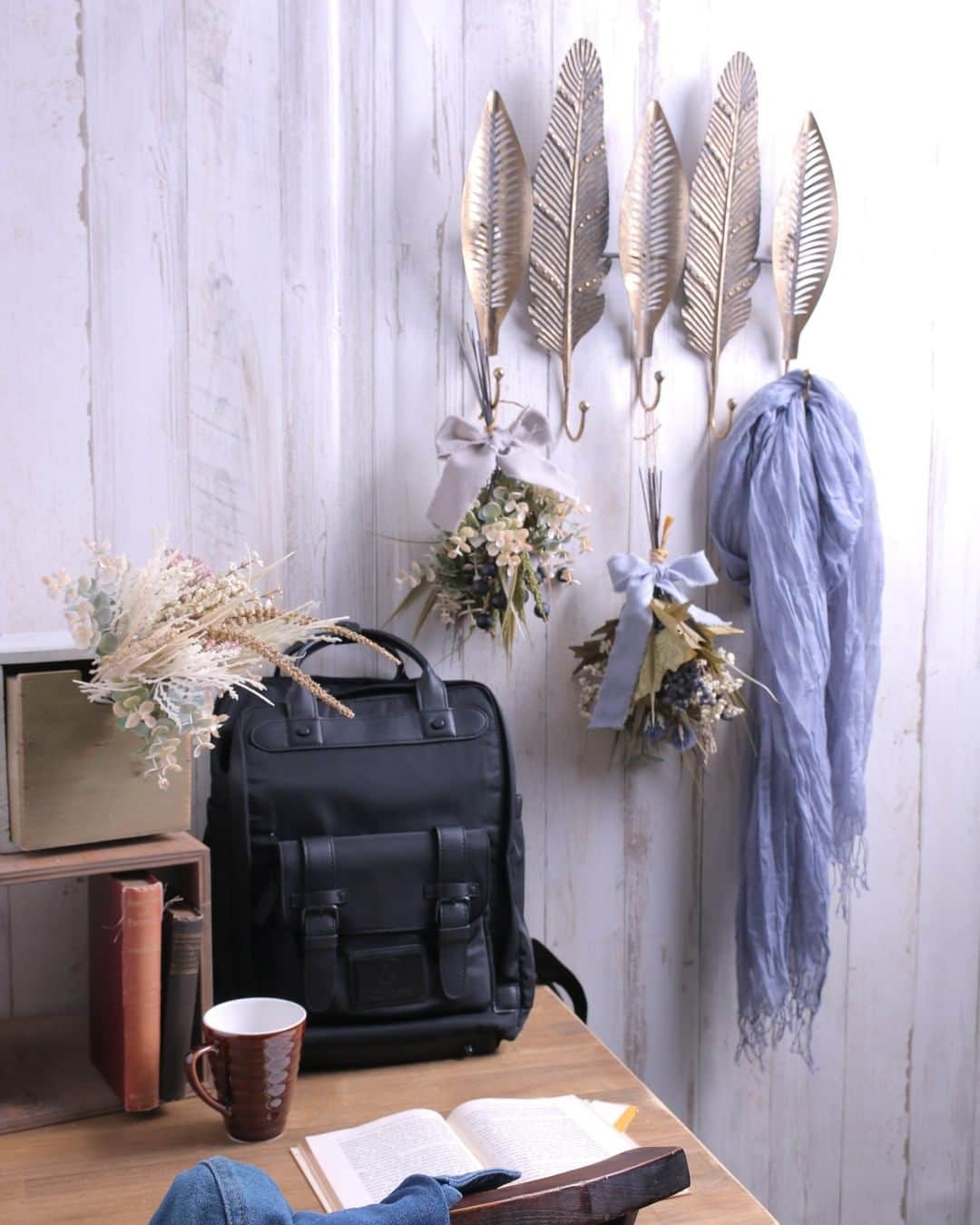 東京堂アーティフィシャルフラワーMAGIQのインスタグラム：「・ 『Autumn＆Winter　Collection　2020』  【and fluffy(アンド　フラッフィー）】 ・ 少し涼しい季節になったら ふわふわと柔らかなパンパスやドライタッチの草花を お部屋に取り入れてみませんか。 やさしい温もりのある風合いが 心地良い秋の風を運んで来てくれそう。 ・ FM9403　ローズヒップミルブーケ FM9438　パンパスミルブーケ FM1051　パンパスユーカリブーケ  ・ 【サマードアリース　キャンペーン】開催中！ ＊期間：７月９日（木）～７月３１日（金） ＊発表：８月６日（木）・７日（金） ＊入賞者：６名 応募は簡単！ 以下参加方法にて、どなたでも参加OKです！ ・ ◎参加方法 ① @magiq.jp をフォロー ② #magiqサマードアリース2020 をタグ付けて 投稿して下さい！    皆さまの参加お待ちしております！！ ・ #TOKYODO#MAGIQ#MAGIQのある暮らし#東京堂#アーティフィシャルフラワー #アーティフィシャル#アートフラワー#造花#花のある暮らし #花好きな人と繋がりたい#フラワーデザイン#フラワーアレンジメント#パンパスグラス  #フラワーアレンジ#アレンジメント#花を飾る#pampasgrass  #artificial#artificialflower#flowerofinstagram #flowersoninstagram#Autumnrflowers ・ ・ ・ ・ ・ ・ ・ ・ ・ ・ ・ ・ ・ ・ ＊ @gastonluga × @magiq.jp collaboration *  ・ ・ ・ ・ ・ ・ ・ ・ ・ ・ ・ ・ ・ ・ ・ ●Use my code ⇒東京堂15(期限なし） to get an additional 15%discount ◎送料無料 ●official online Store⇒ http://gastonluga.com ・ ・ ・ ・ ・ ・ ・ ・ ・ ・ ・ ・ ■Gaston Lugaでは7/31まで夏の特別キャンペーン中！鞄をお買い上げ頂いたお客様に数量限定で 夏の無料ギフトを２つプレゼント致します。このお得な機会をお見逃しなく！ ・ ・ ・ ・ ・ ・ ・ ・ ・ ・ ・ ・ ・ ・ ・ ・ ・ ・ ・ #GastonLuga #ガストンルーガ #バックパック」